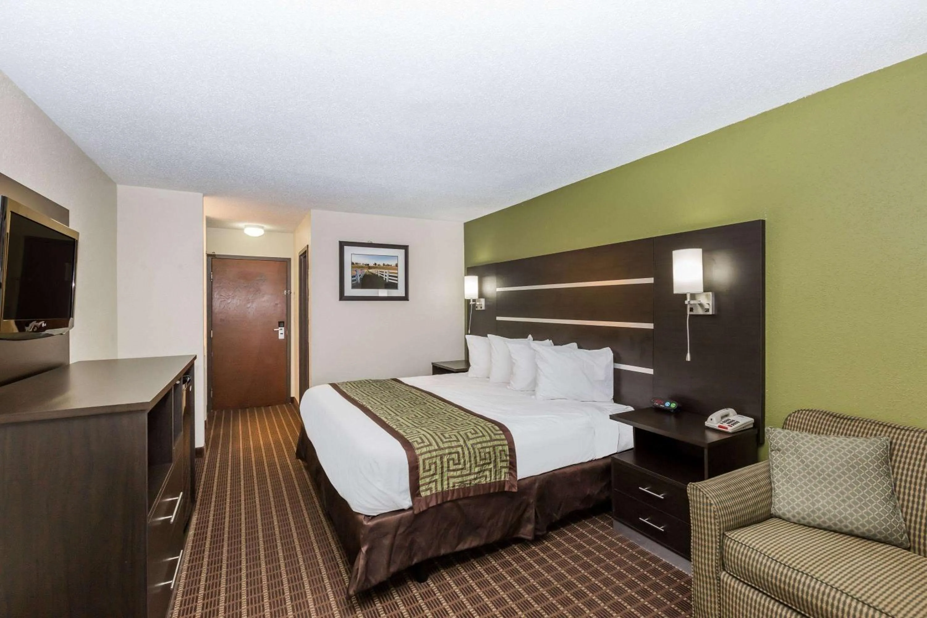 Photo of the whole room, Bed in Baymont by Wyndham Louisville South I 65