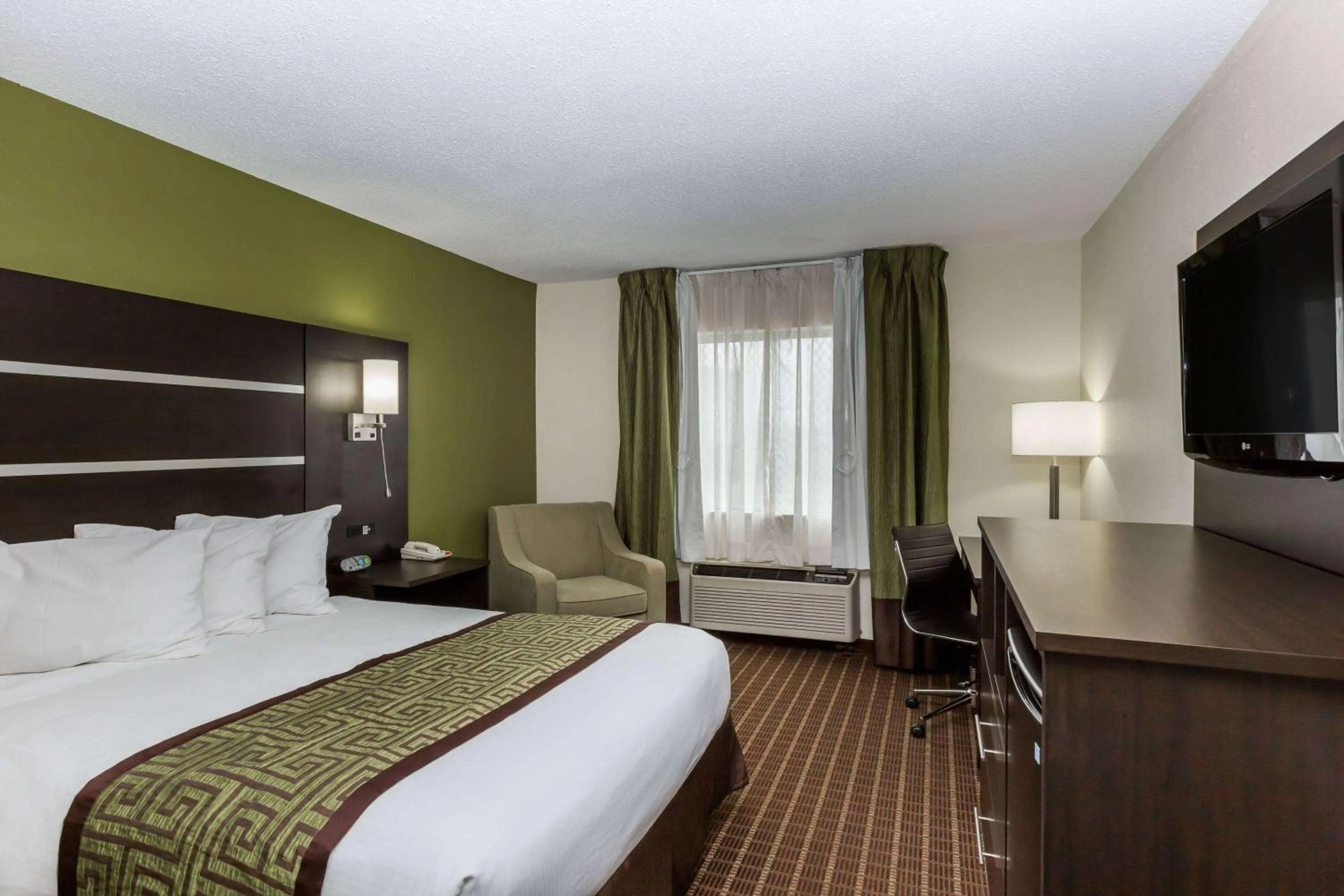 Photo of the whole room, Bed in Baymont by Wyndham Louisville South I 65
