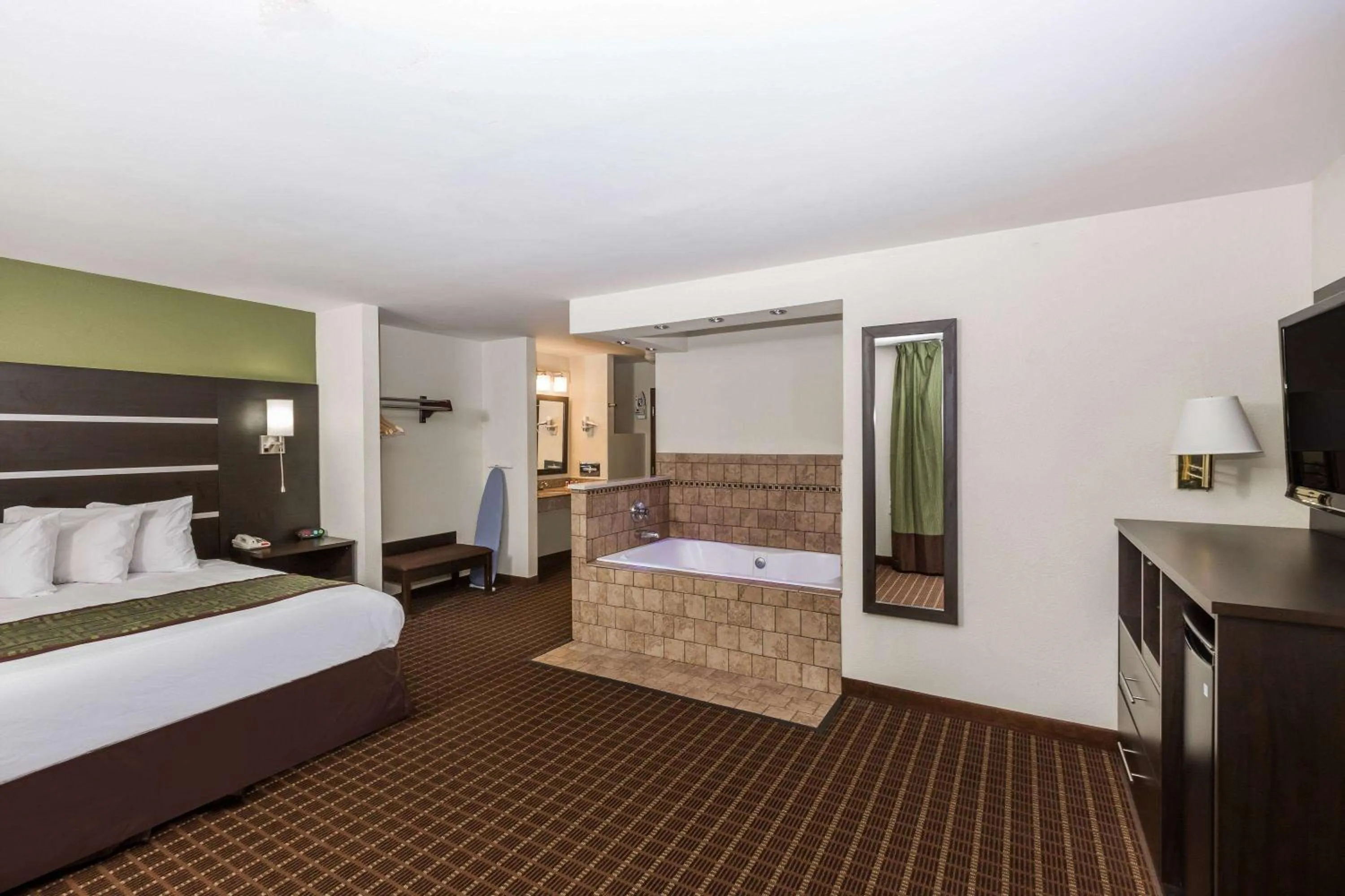 Photo of the whole room, Bed in Baymont by Wyndham Louisville South I 65