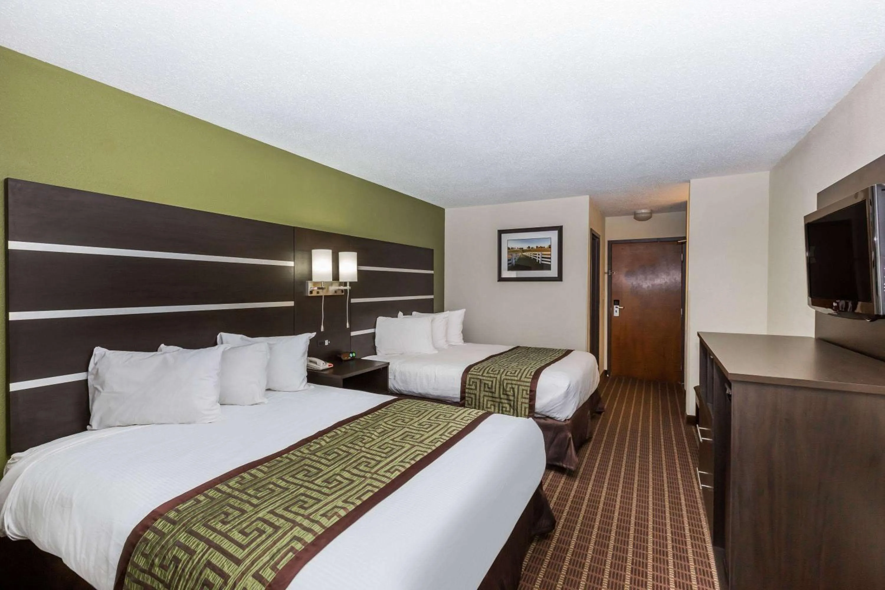 Photo of the whole room, Bed in Baymont by Wyndham Louisville South I 65