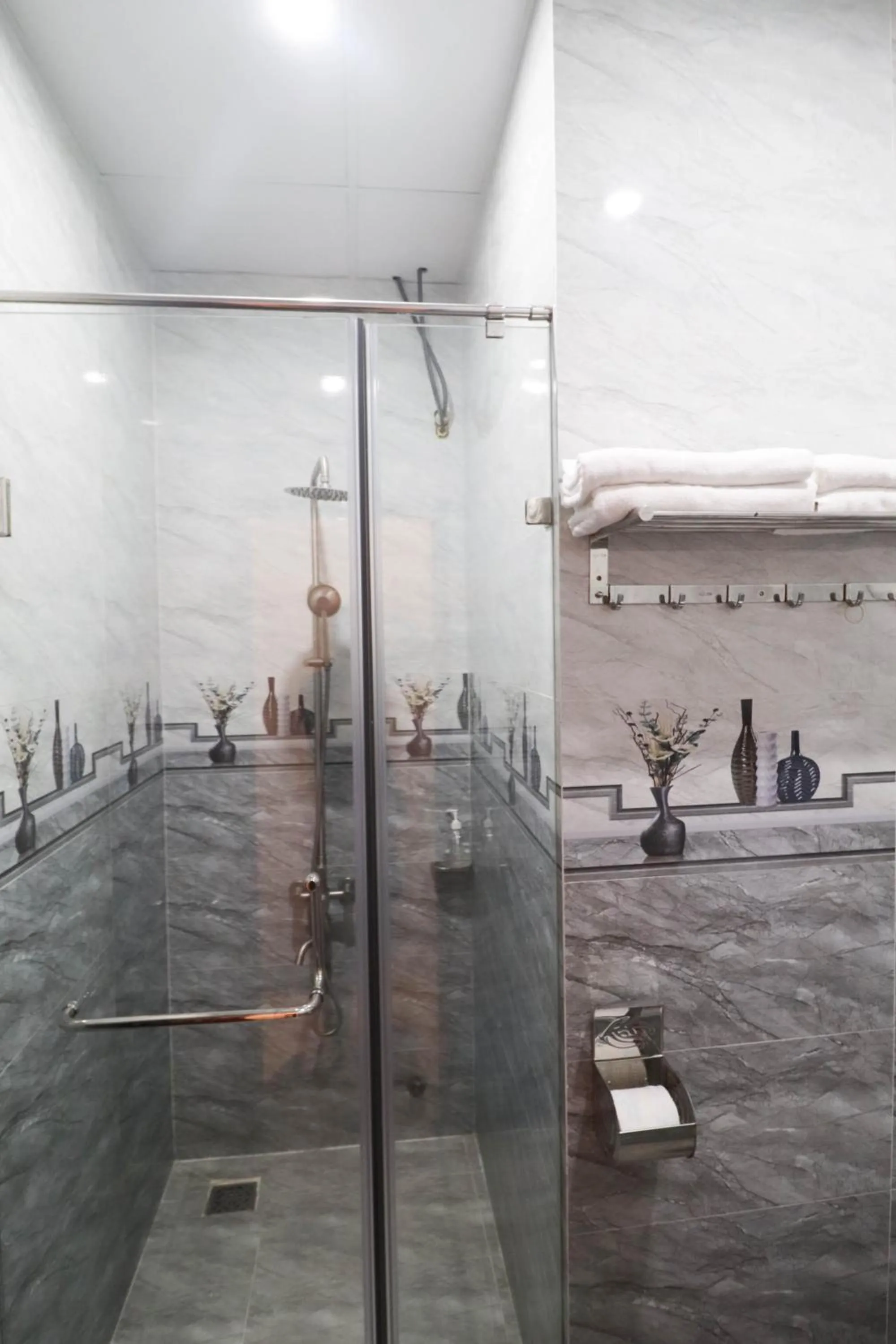 Shower in Mai Hoang Da Lat Hotel