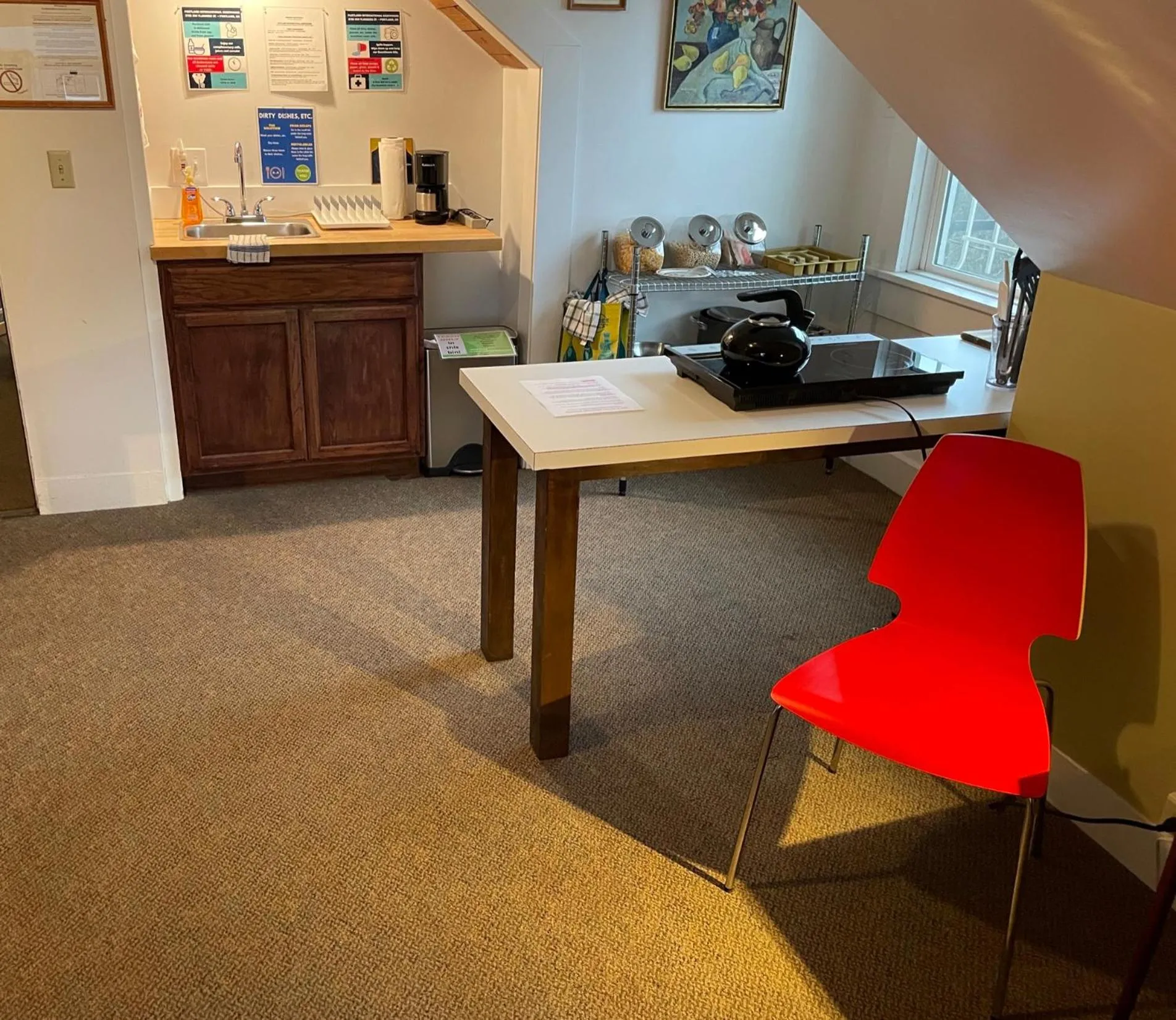 Communal lounge/ TV room in Portland International Guesthouse