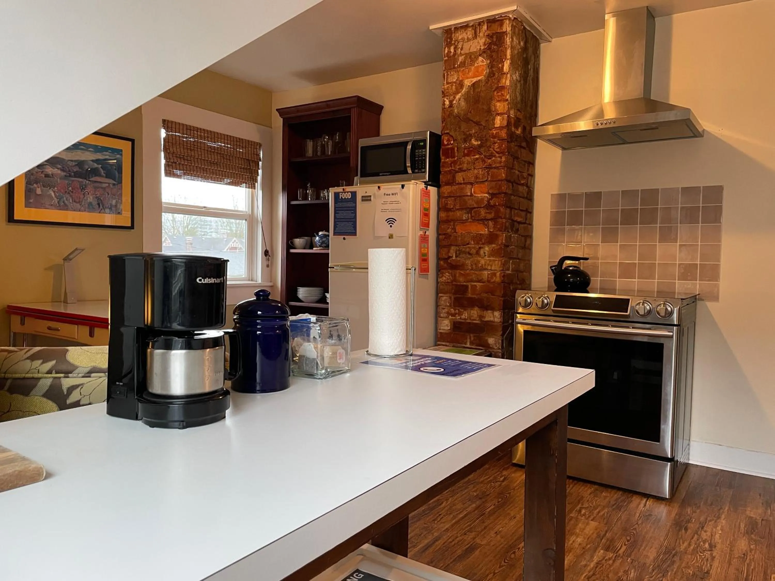Communal kitchen in Portland International Guesthouse