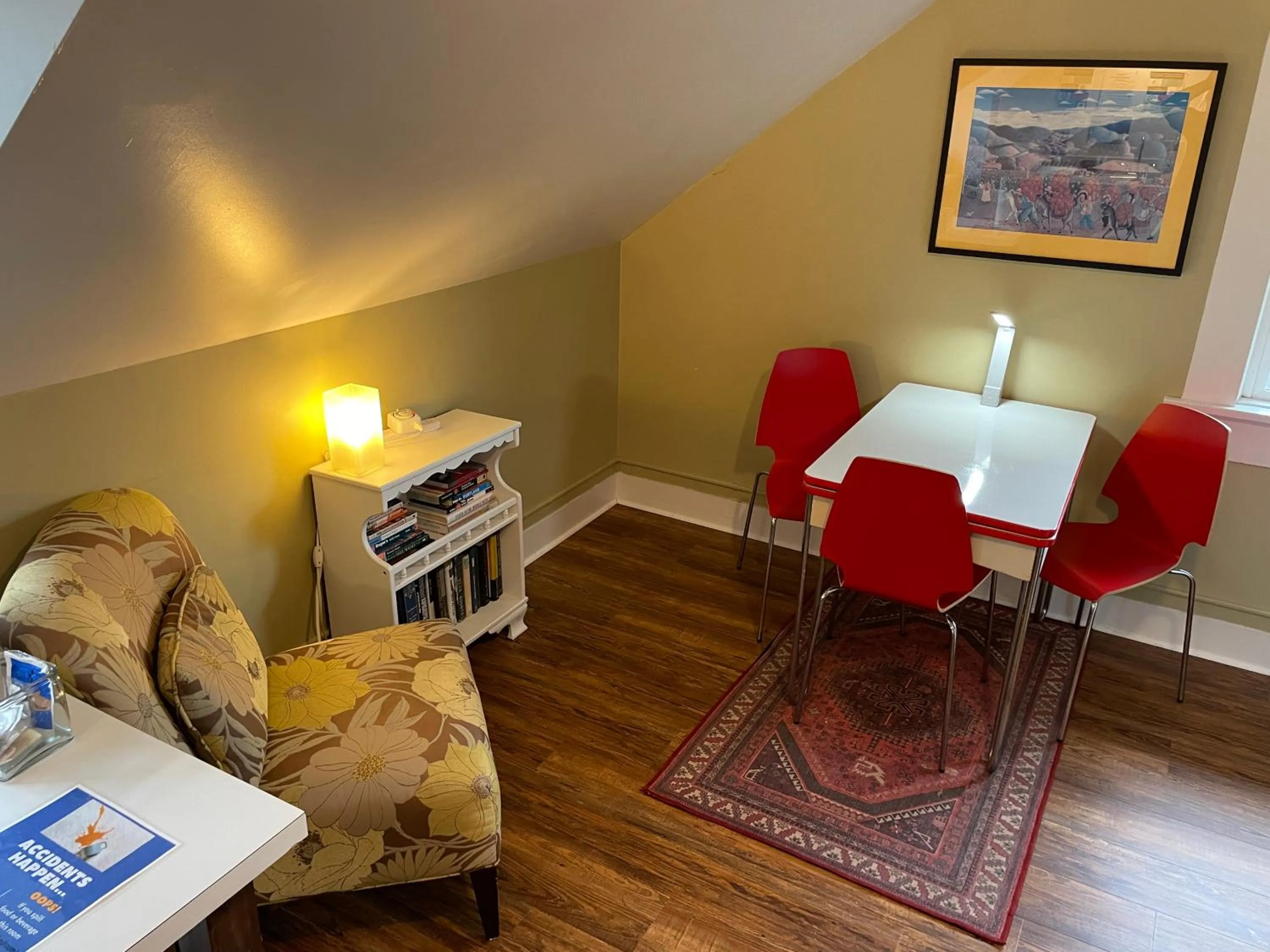Communal kitchen in Portland International Guesthouse
