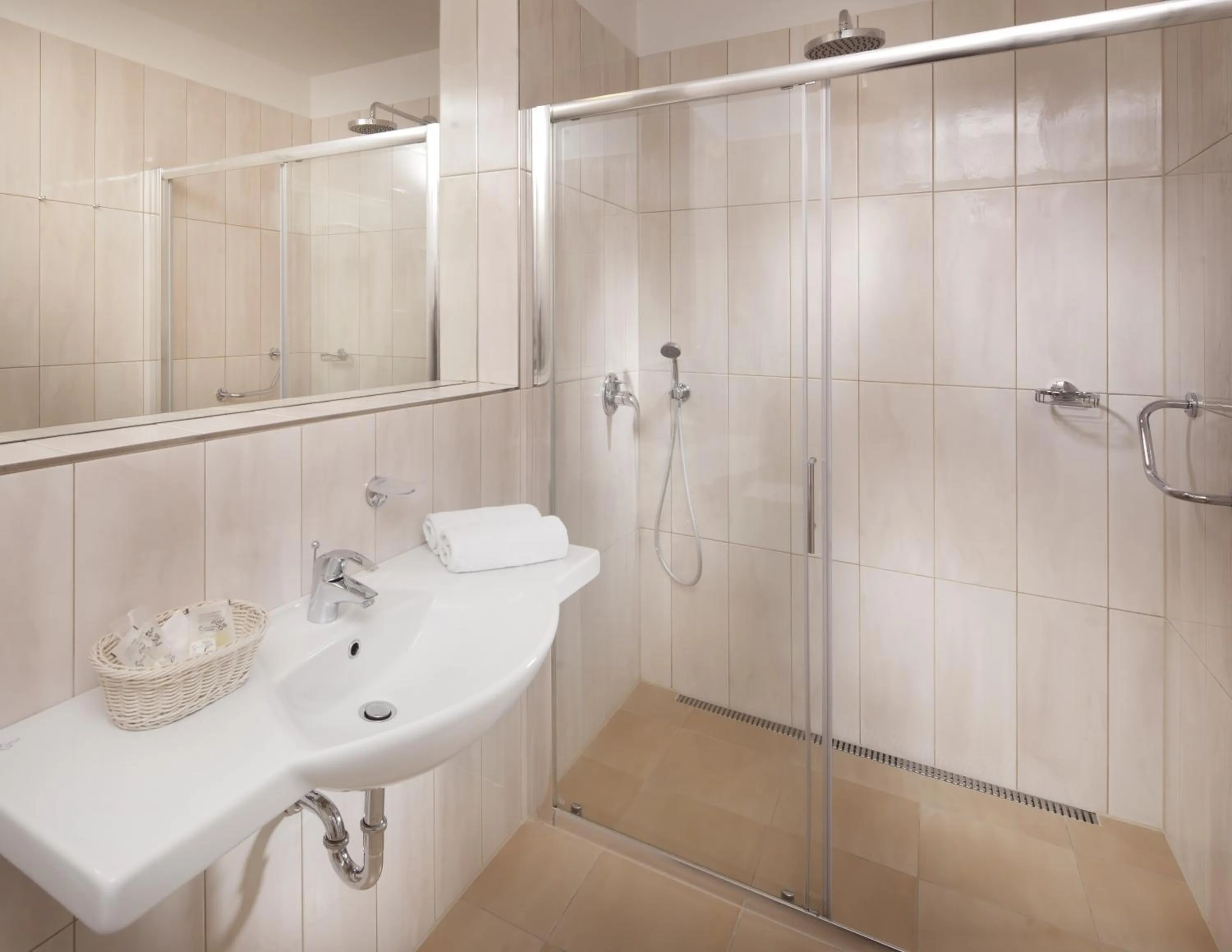 Shower in Hotel Reza