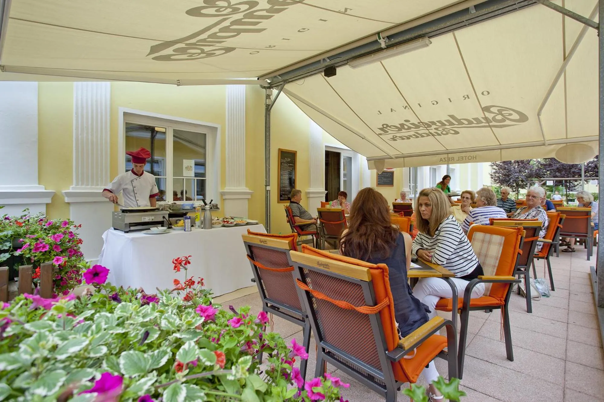 Restaurant/places to eat in Hotel Reza