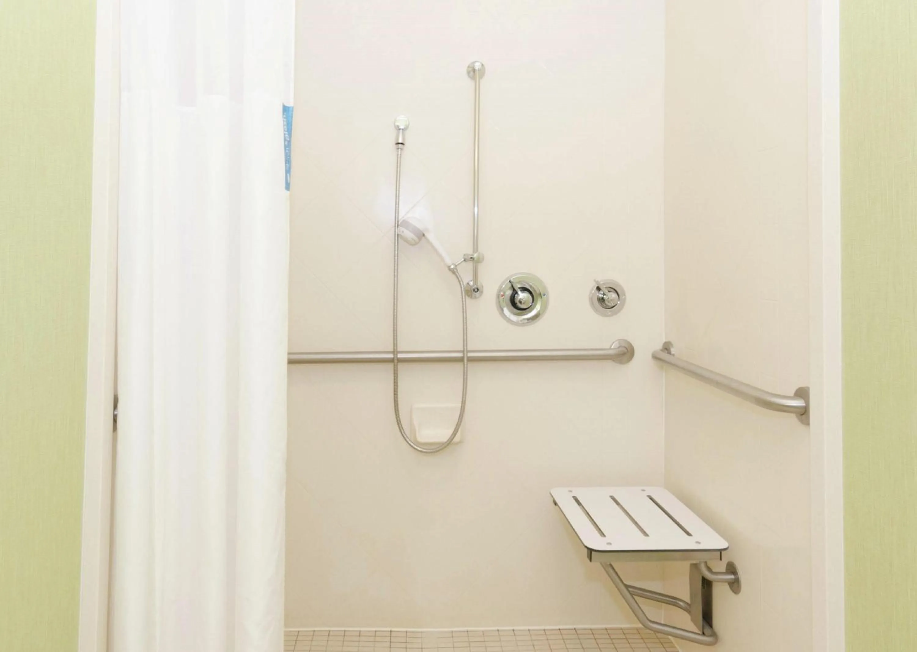 Bathroom in Hampton Inn Hickory