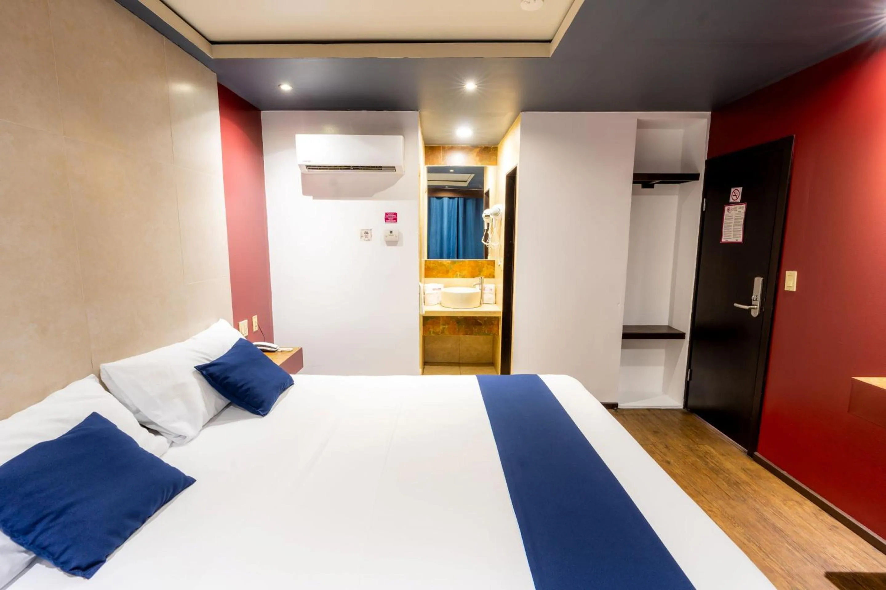 Bedroom, Bed in Hotel Rose Ensenada