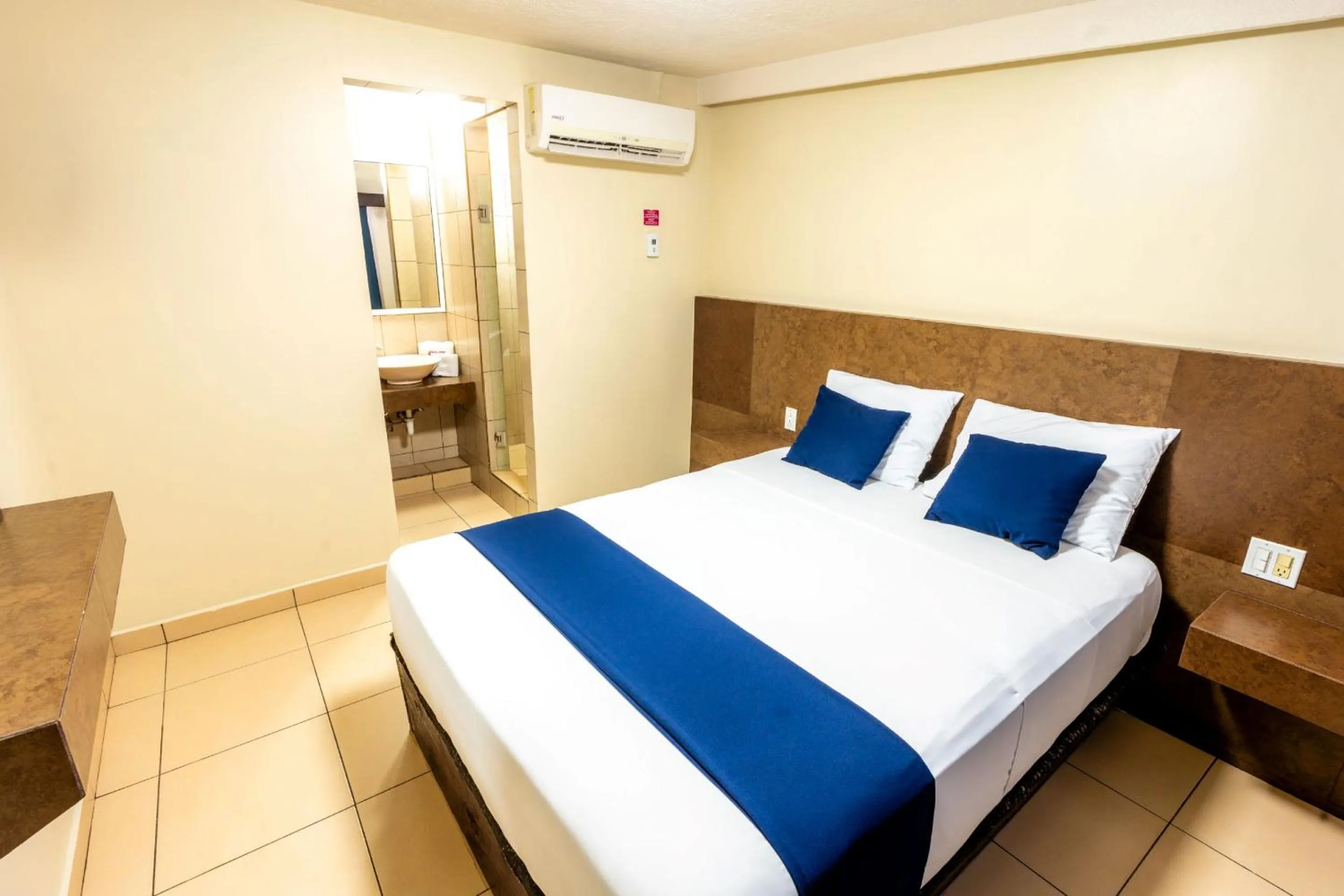 Bedroom, Bed in Hotel Rose Ensenada