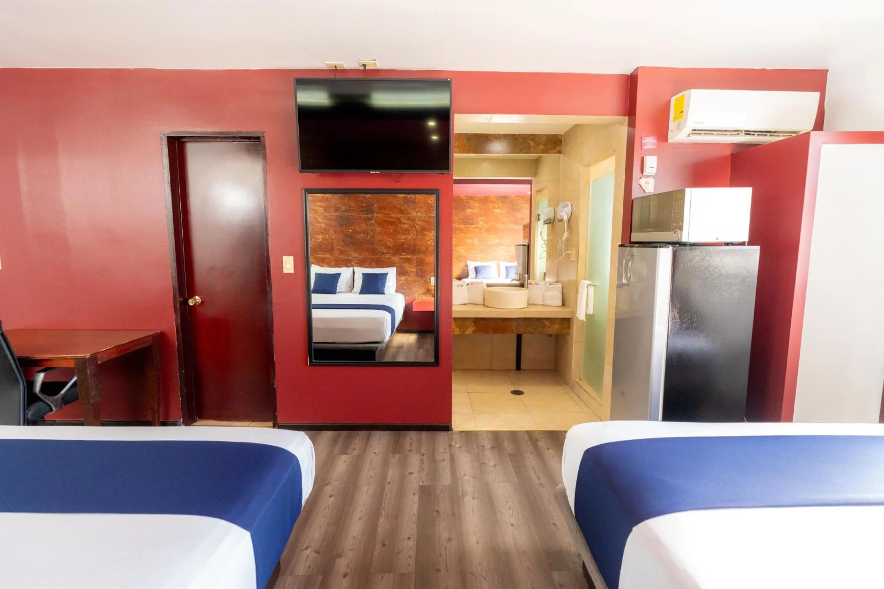 minibar, Bed in Hotel Rose Ensenada