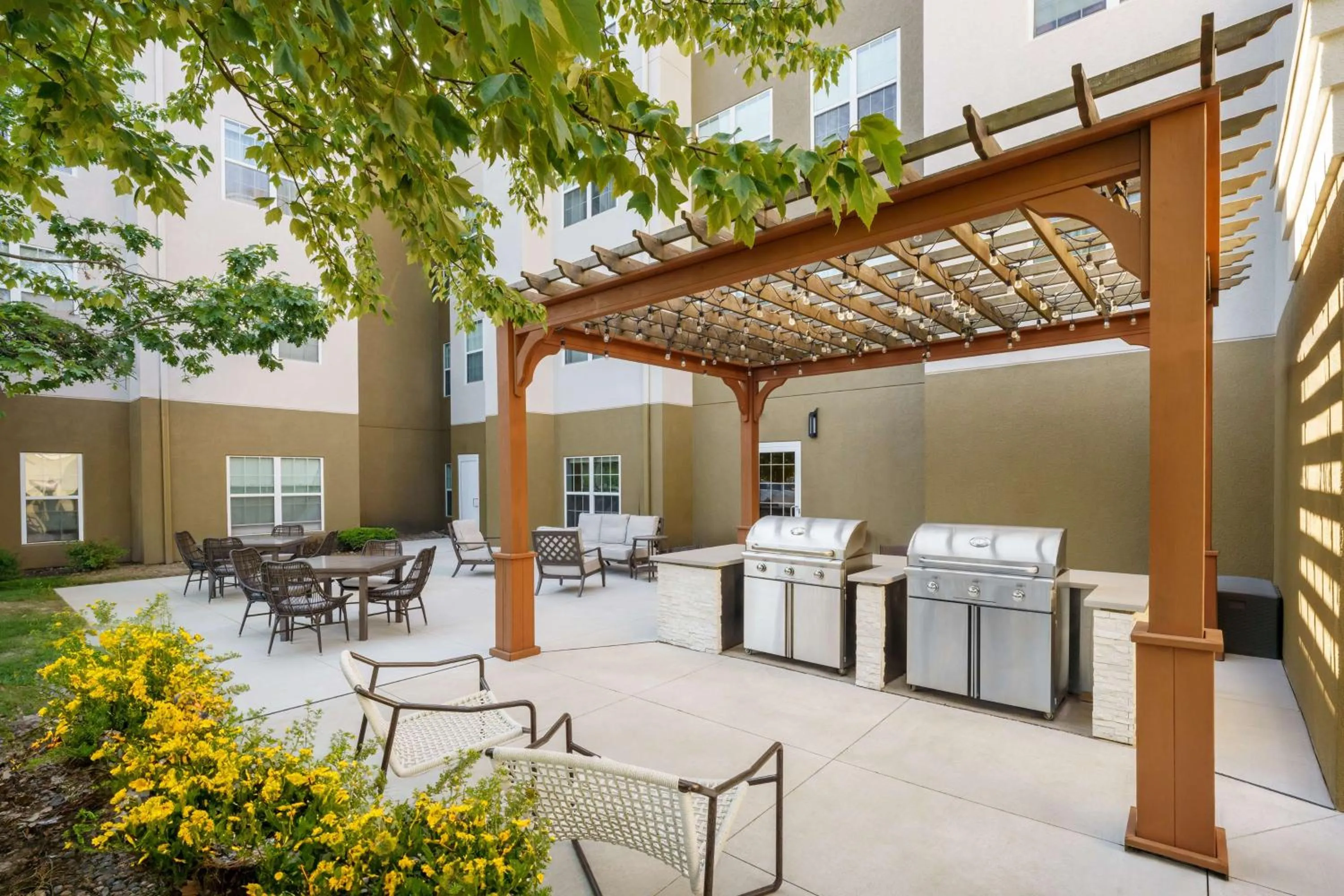 Patio in Homewood Suites by Hilton Erie