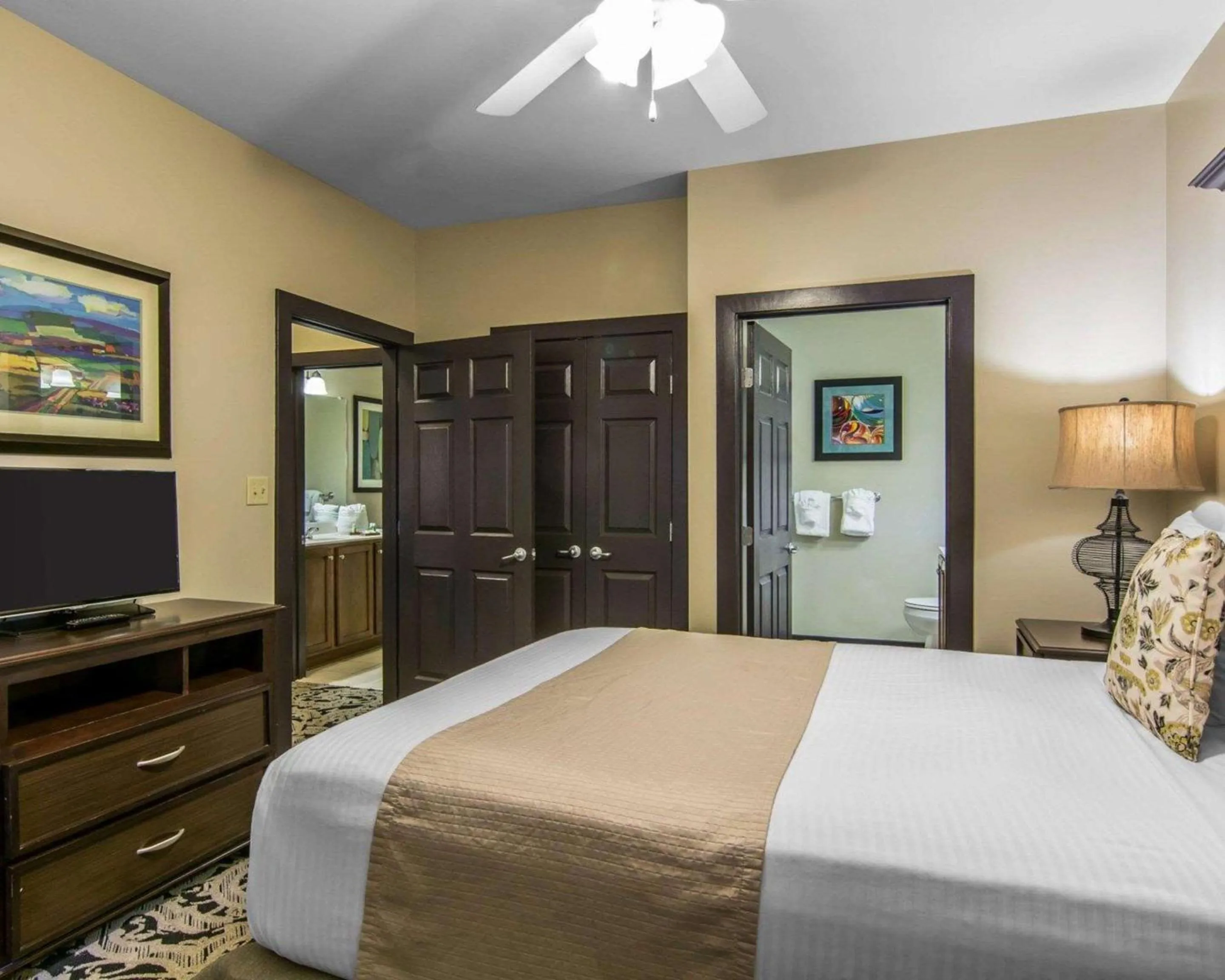 Bedroom, Bed in Bluegreen Vacations Parkside Williamsburg, an Ascend Collection Resort