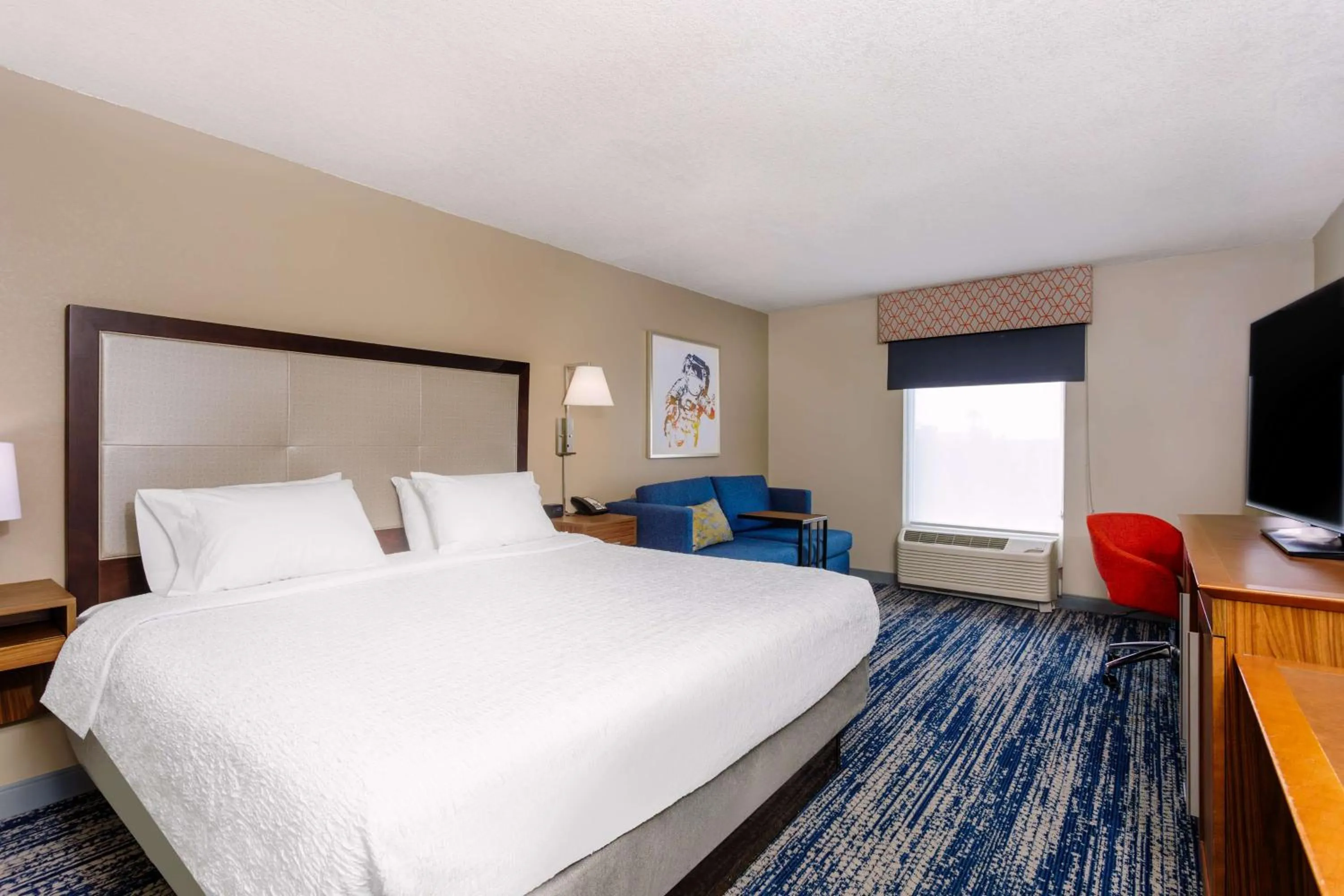 Living room, Bed in Hampton Inn Titusville/I-95 Kennedy Space Center