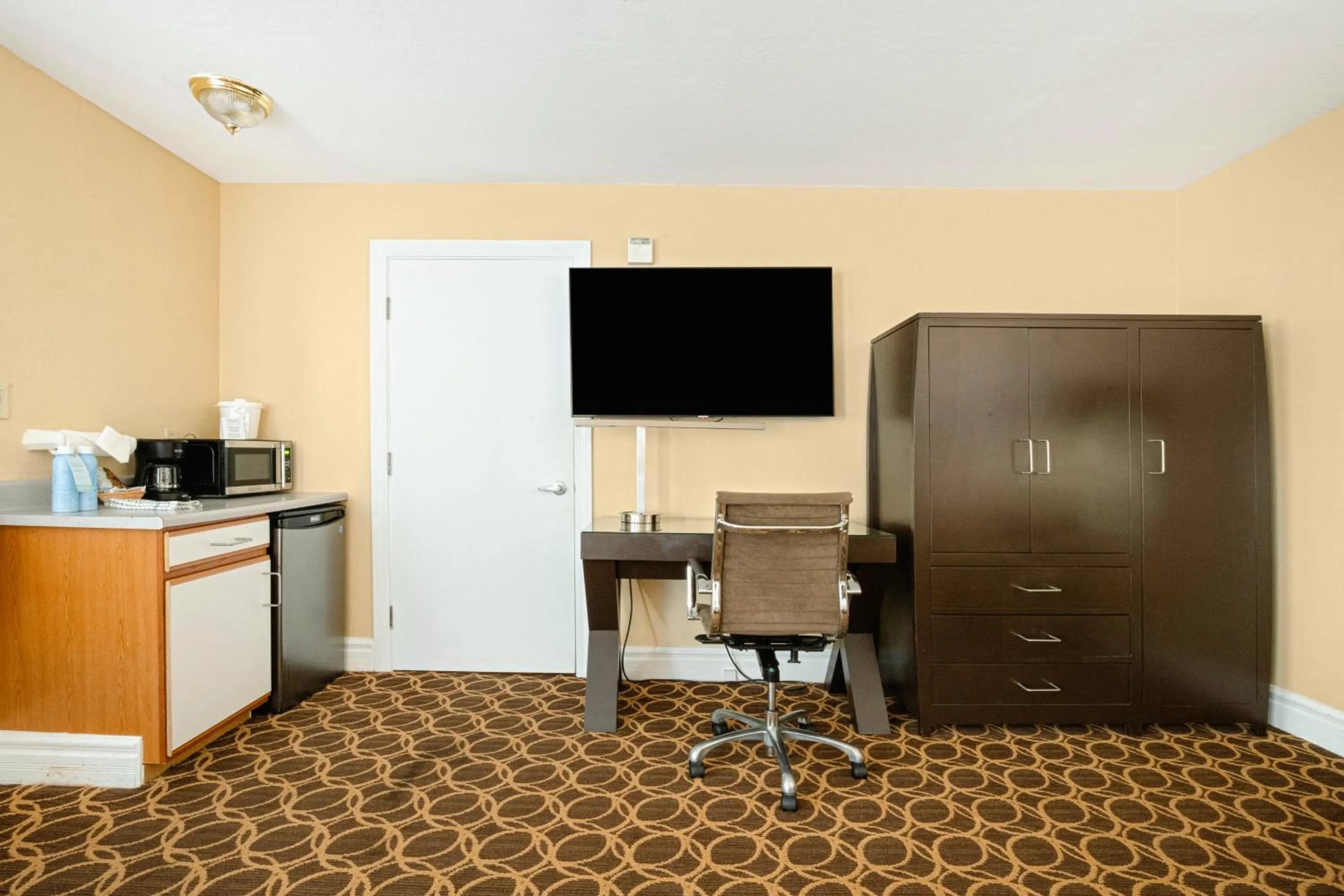 Bed in Marin Suites Hotel