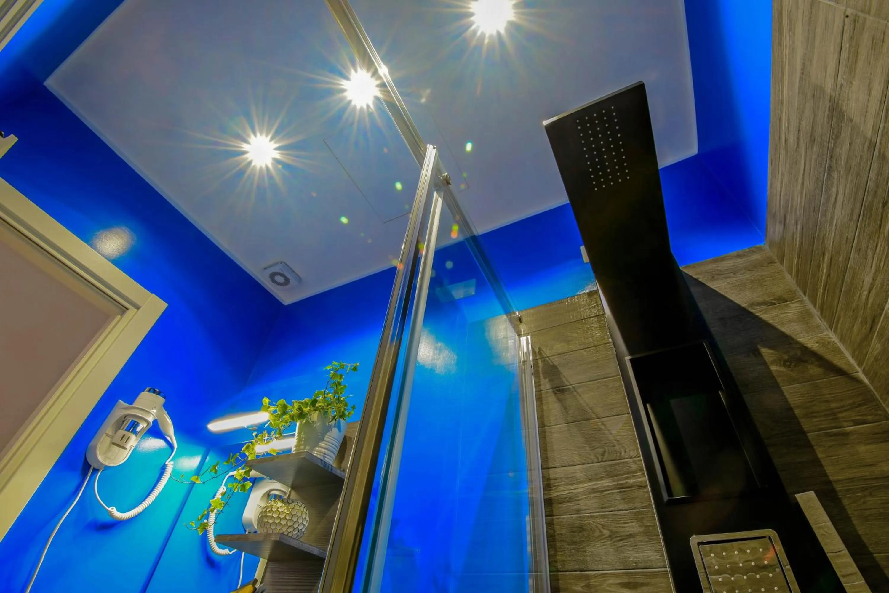 Shower in Allegra's House Caracciolo