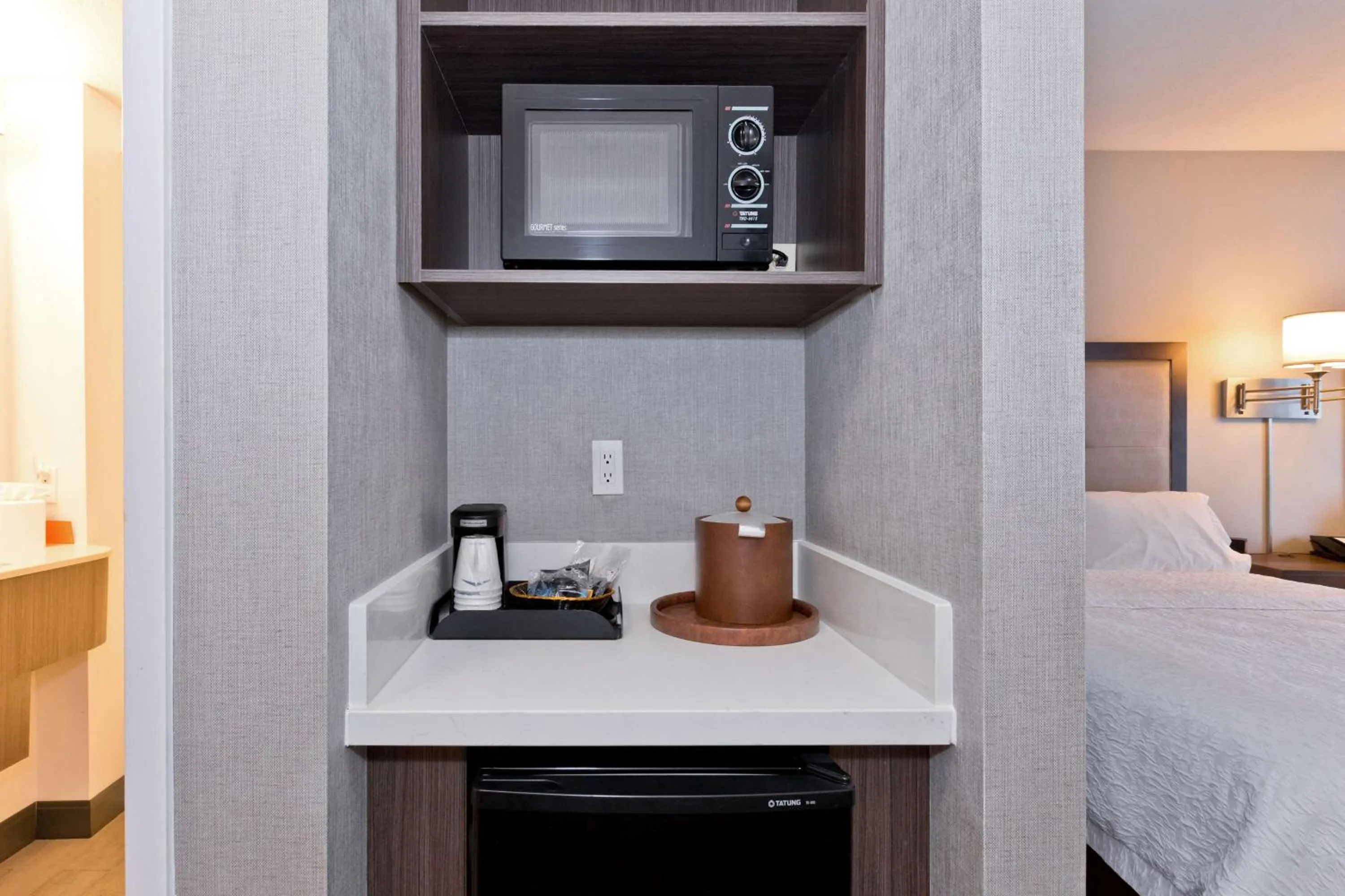 Photo of the whole room, Bed in Hampton Inn & Suites Palm Desert