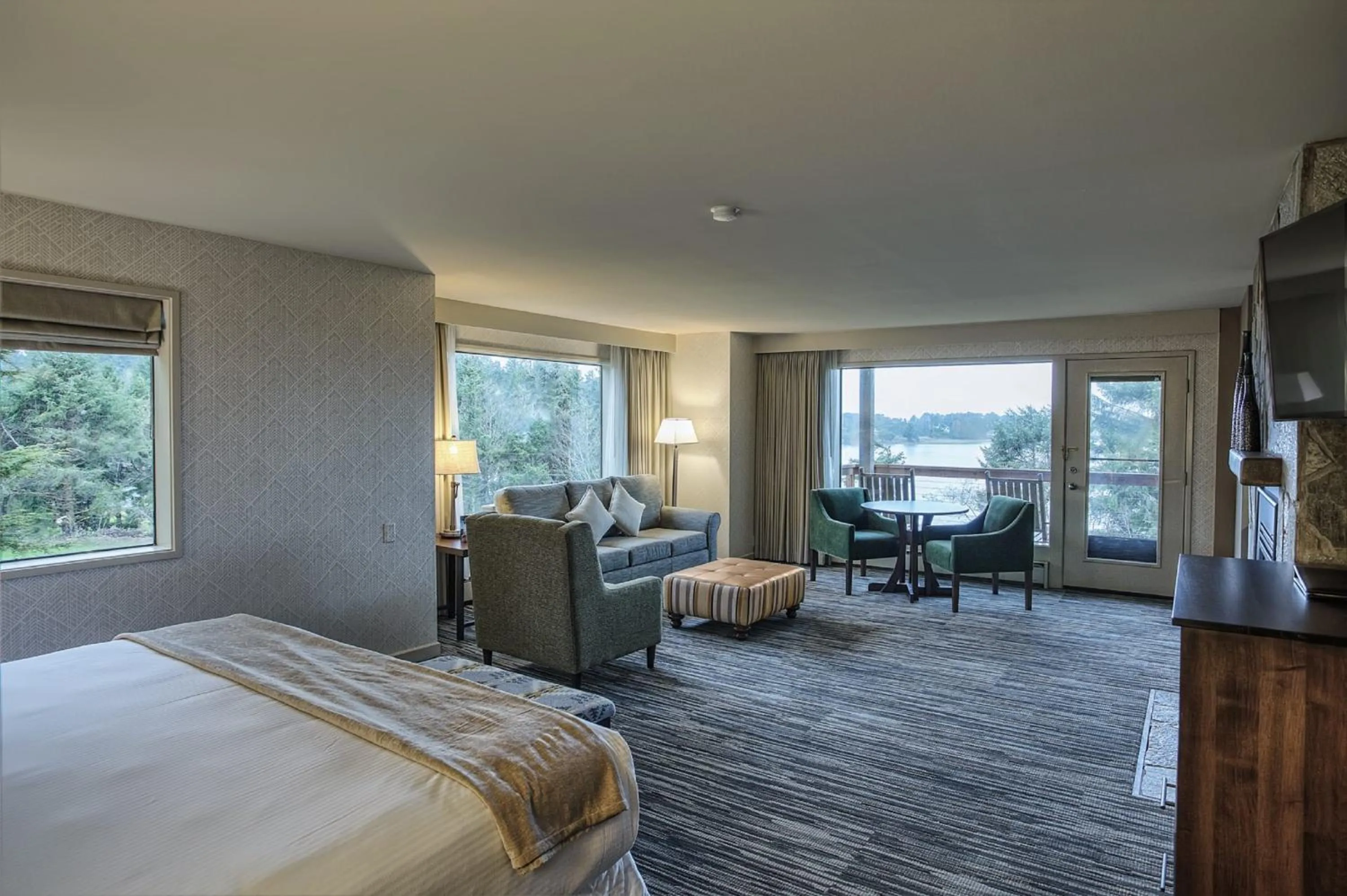 Photo of the whole room, Bed in Salishan Coastal Lodge