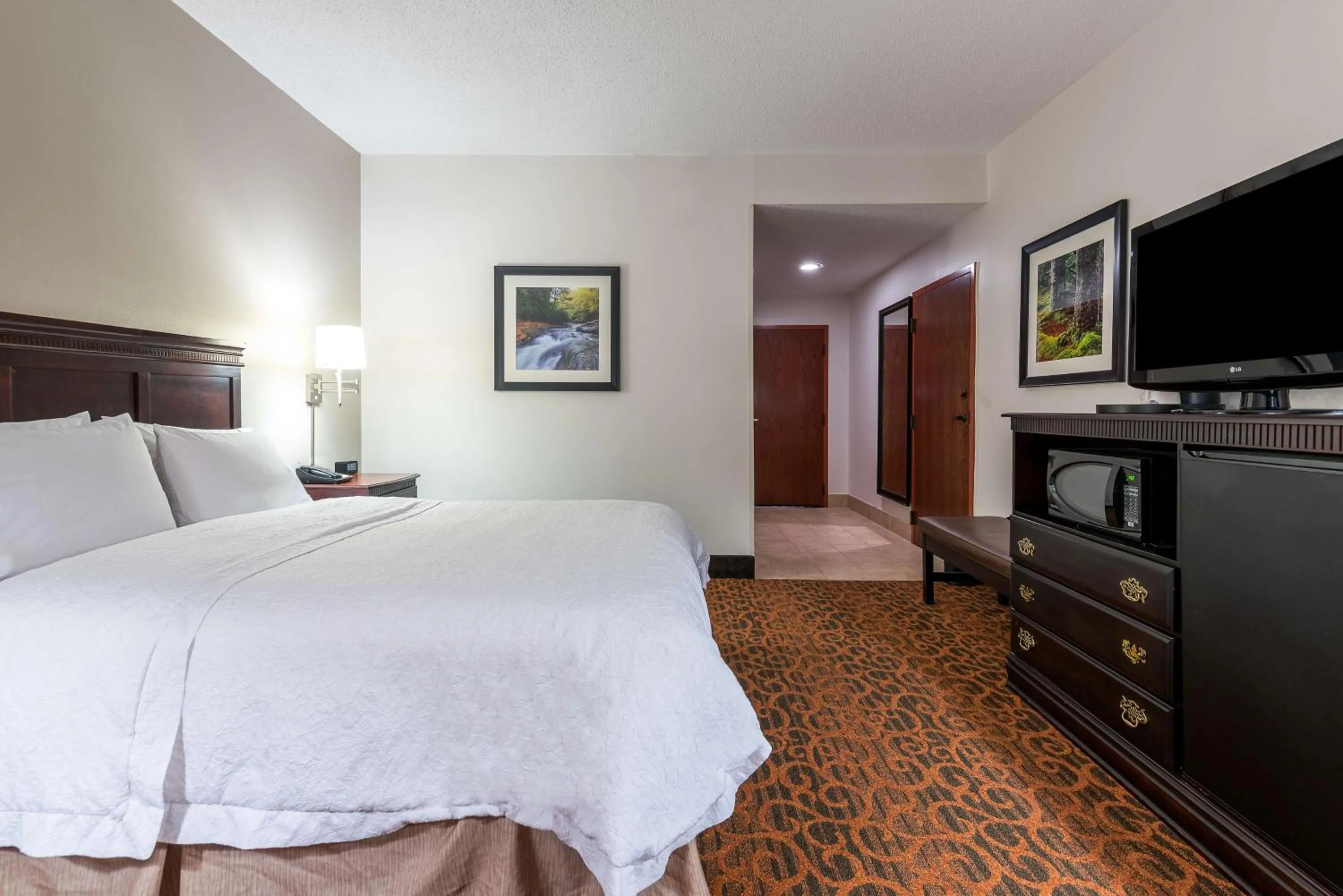 Bedroom, Bed in Hampton Inn Parkersburg/Mineral Wells