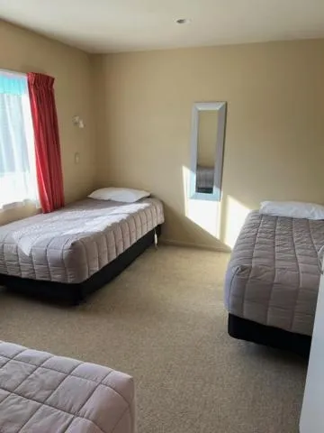 Bed in Jade Court Motel