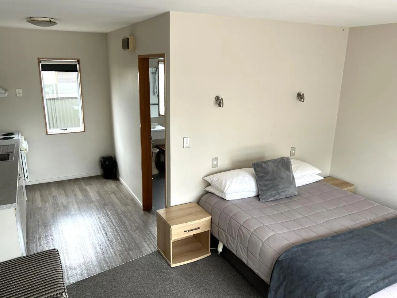 Bed in Jade Court Motel