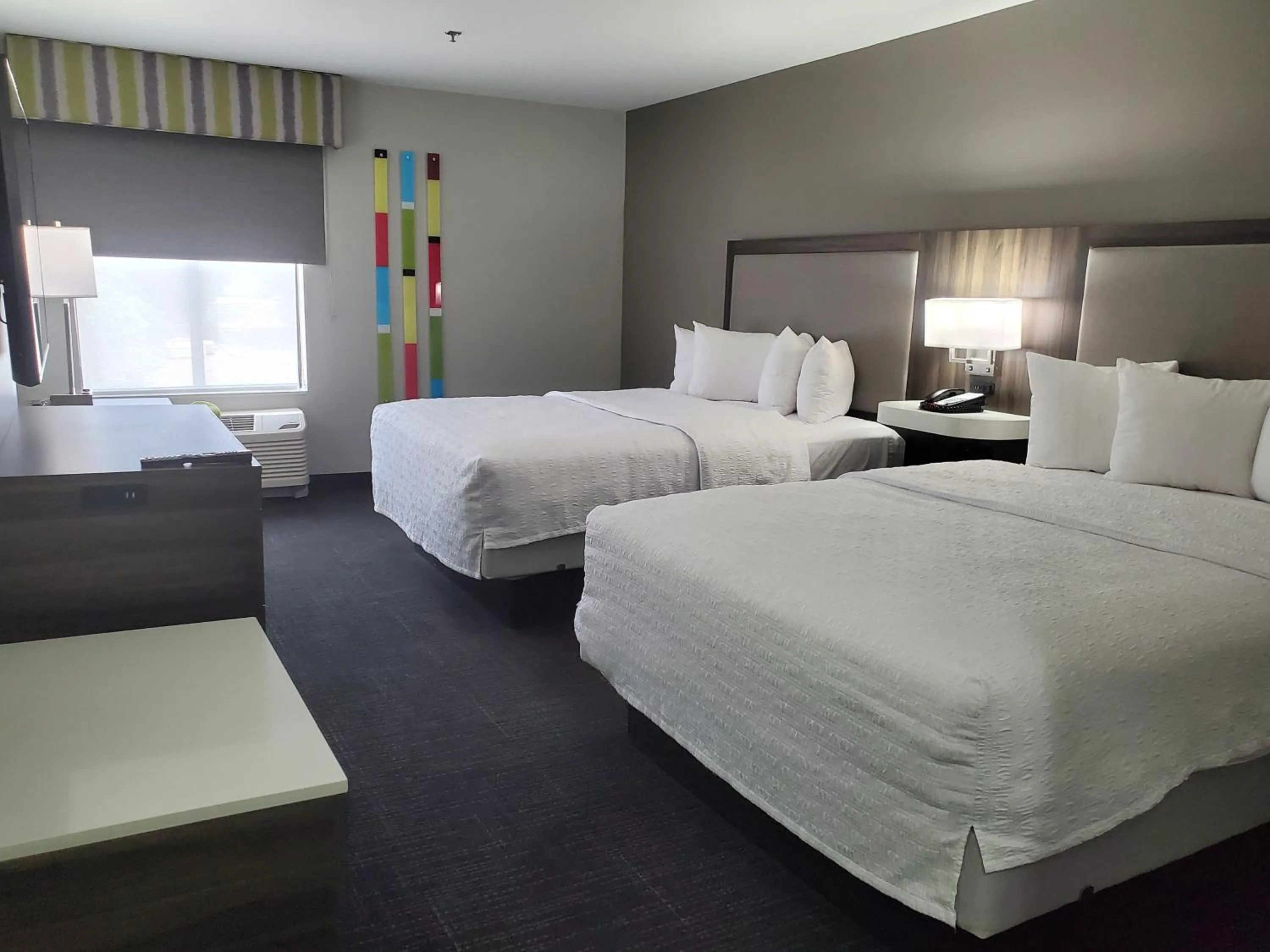 Bed in Hampton Inn Olathe