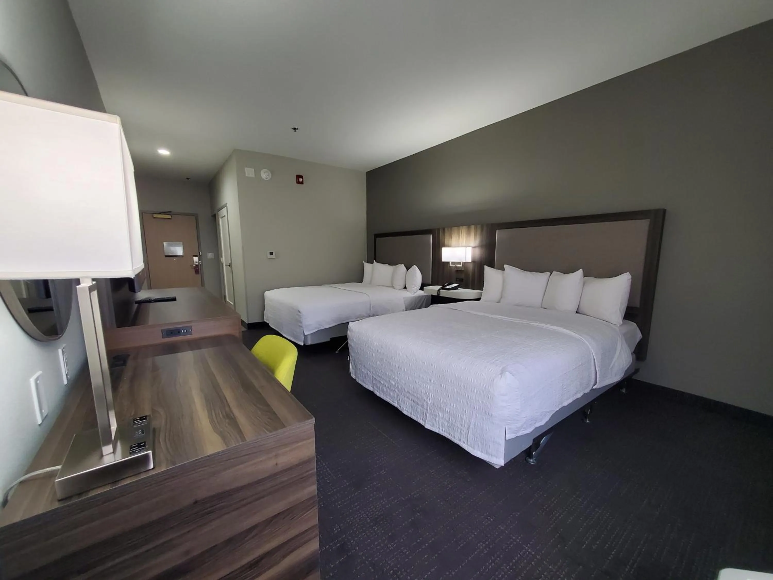 Bed in Hampton Inn Olathe