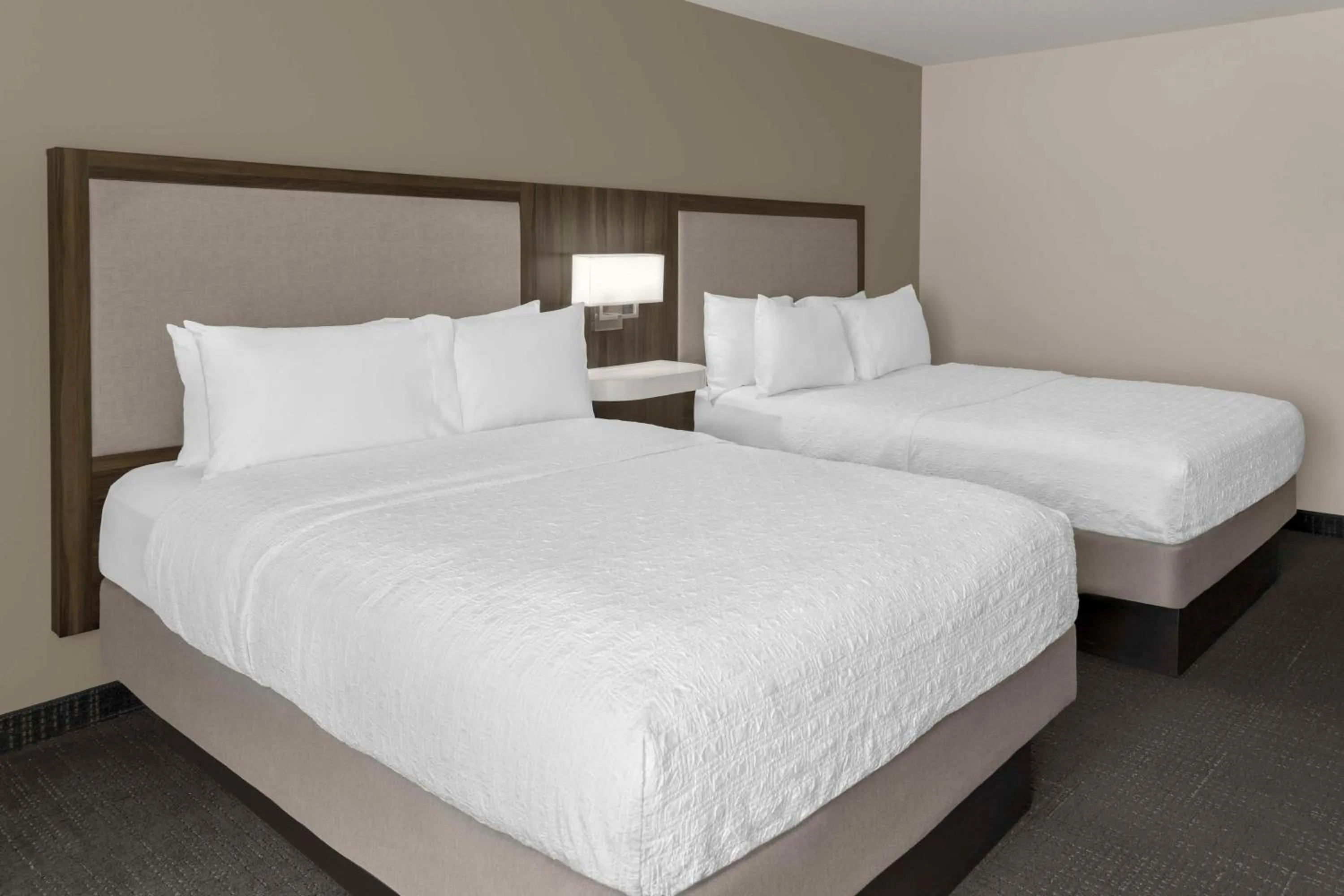 Bed in Hampton Inn Olathe