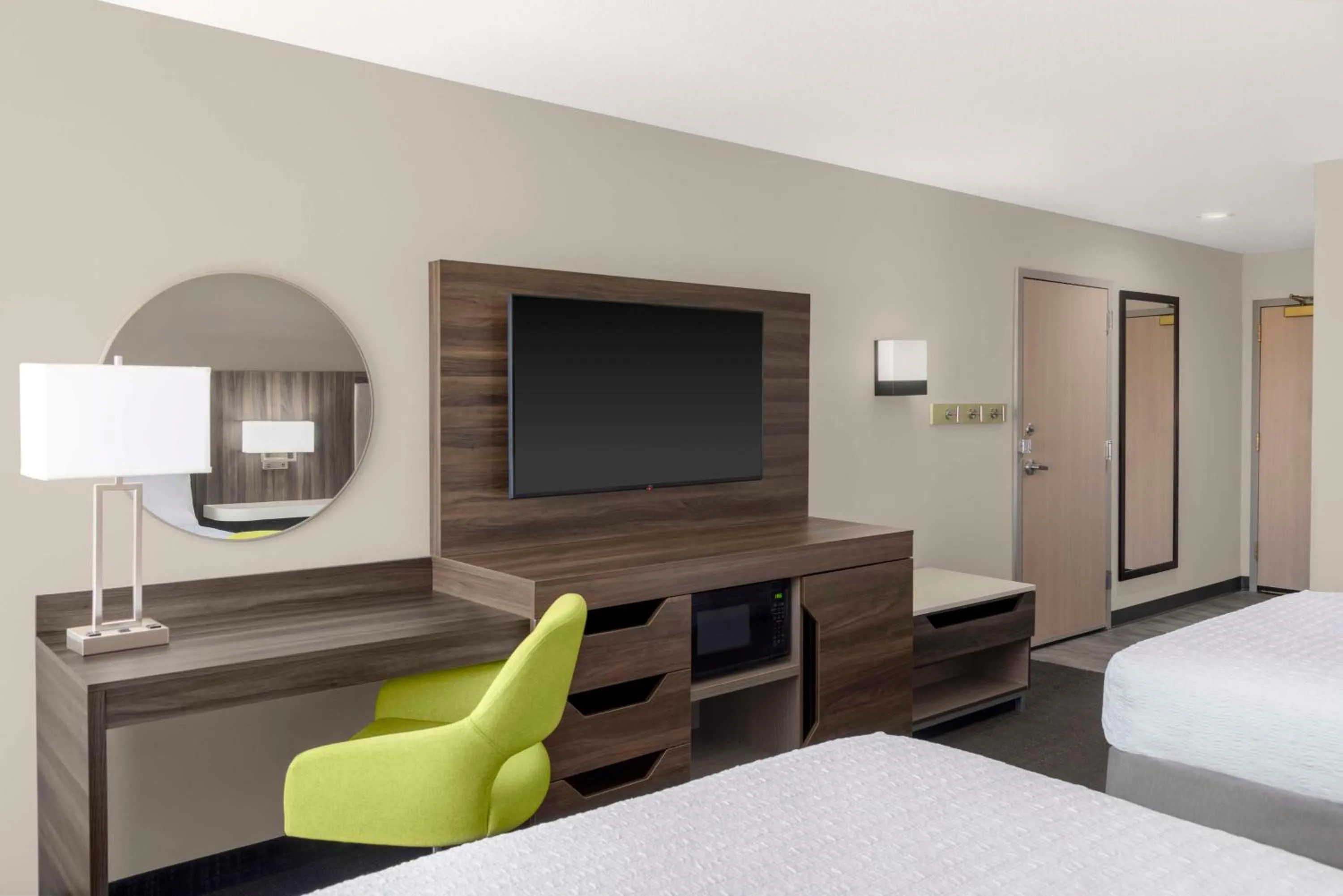 Bedroom, Bed in Hampton Inn Olathe