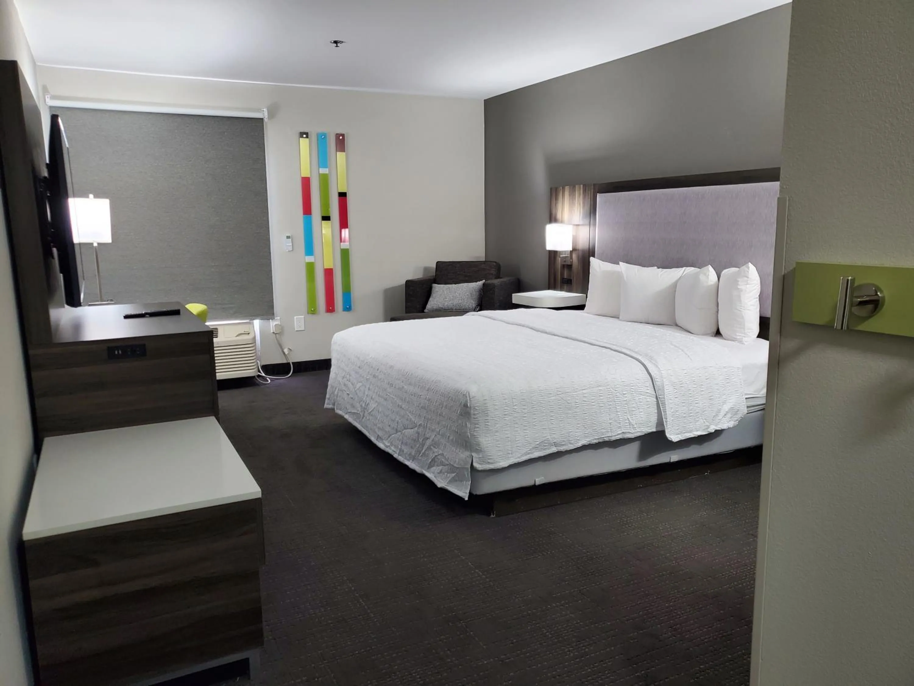 Bed in Hampton Inn Olathe