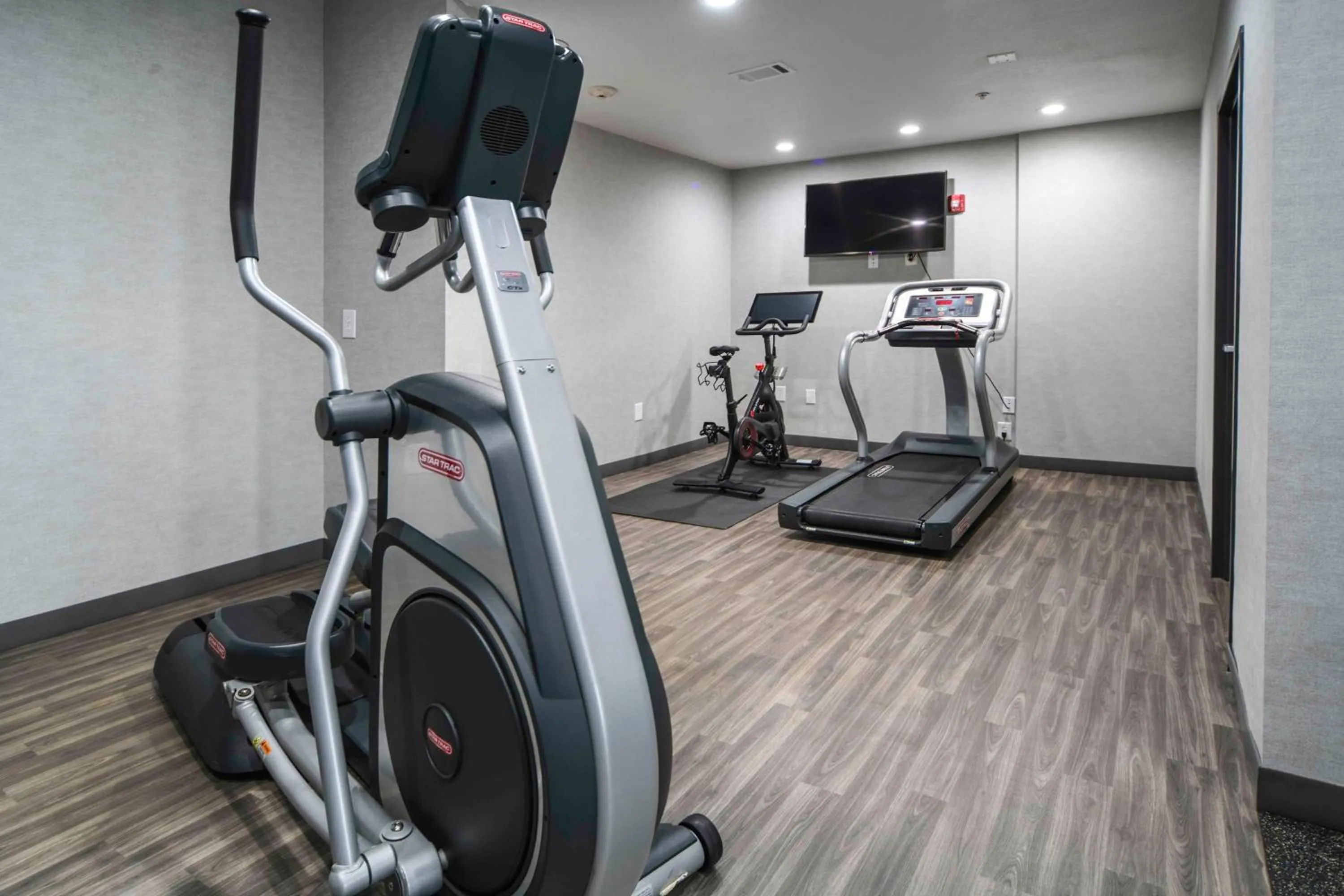 Fitness centre/facilities in Hampton Inn Bryant
