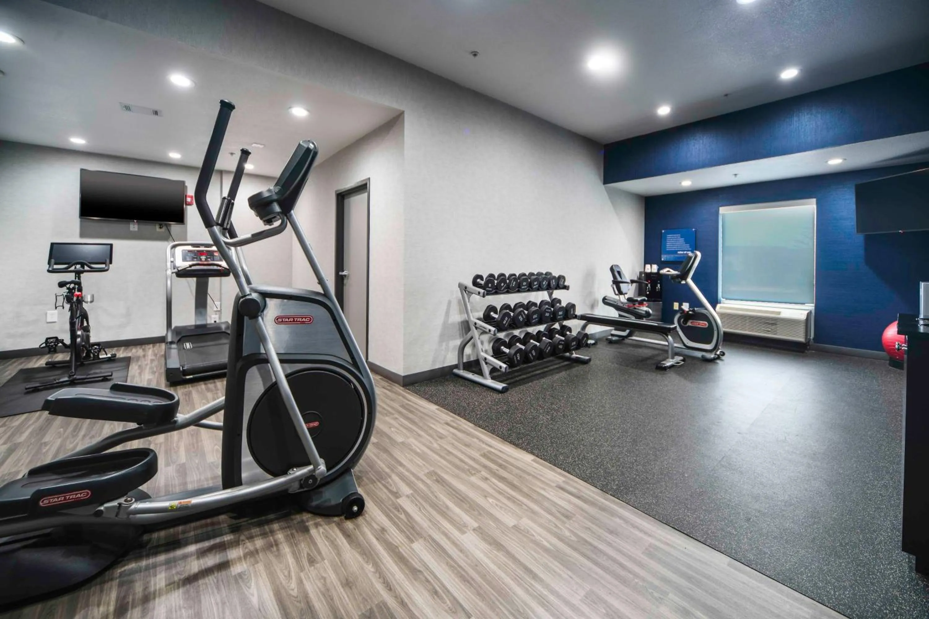 Fitness centre/facilities in Hampton Inn Bryant