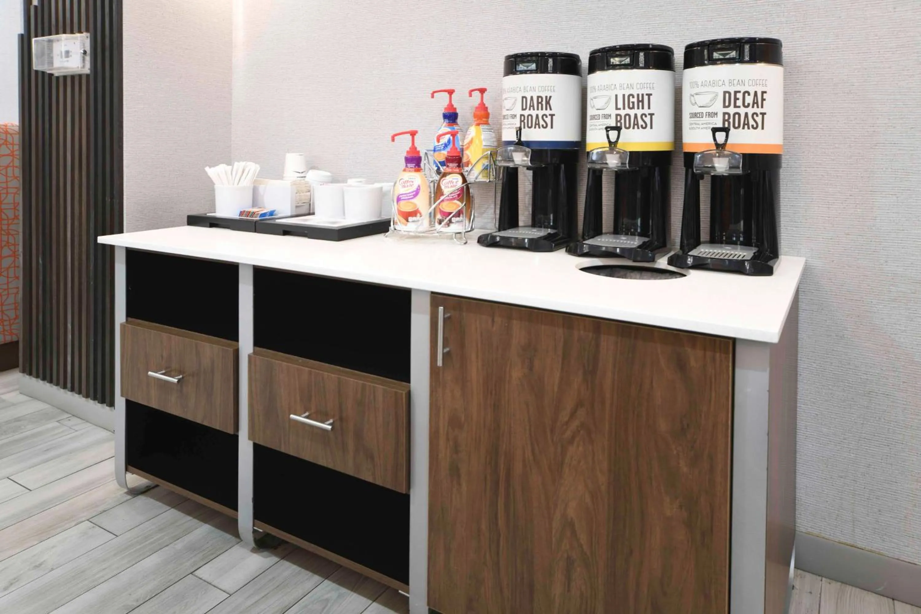 Dining area in Hampton Inn Bryant