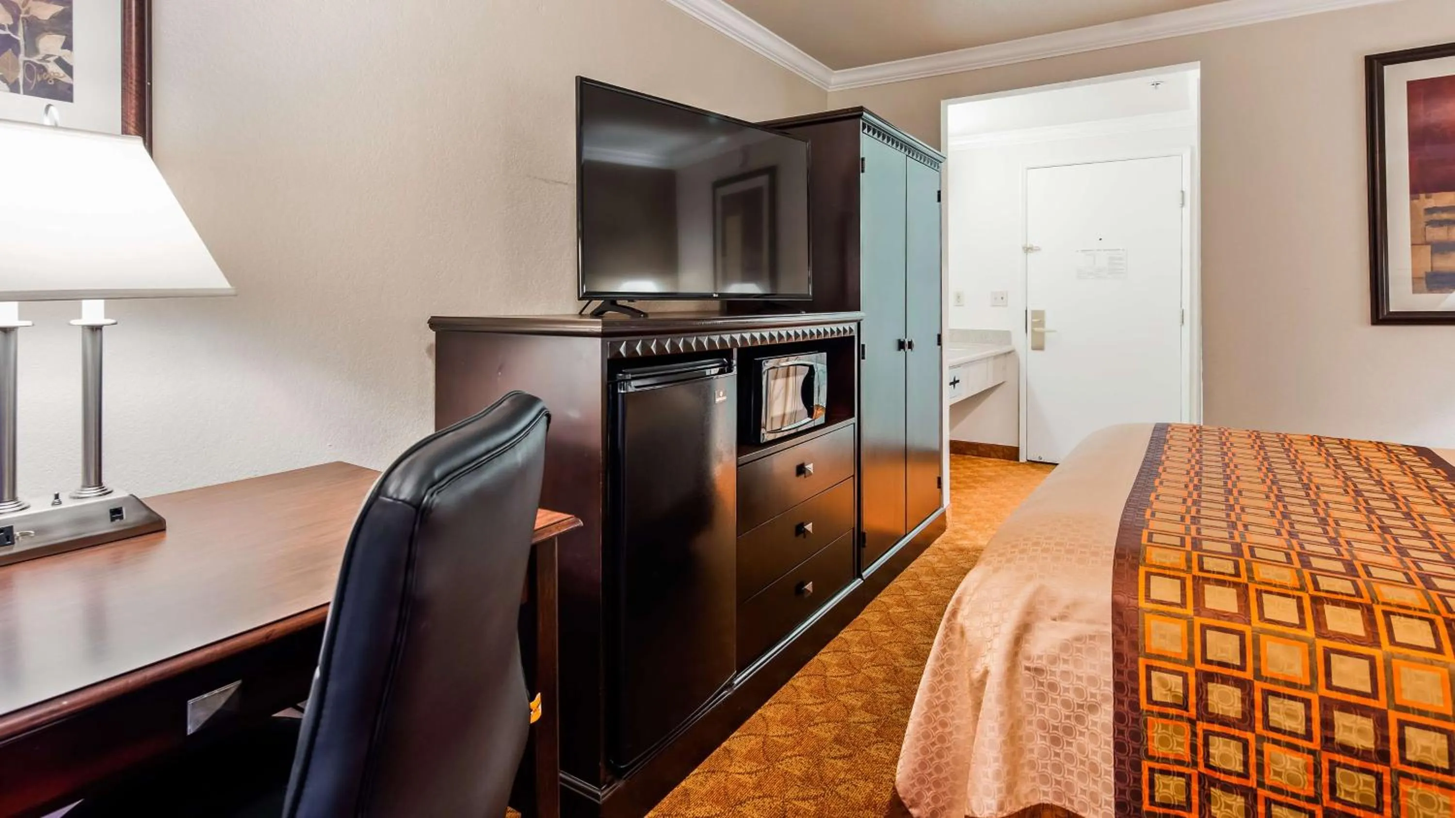 Photo of the whole room, TV/Entertainment Center in SureStay Plus Hotel by Best Western Lompoc