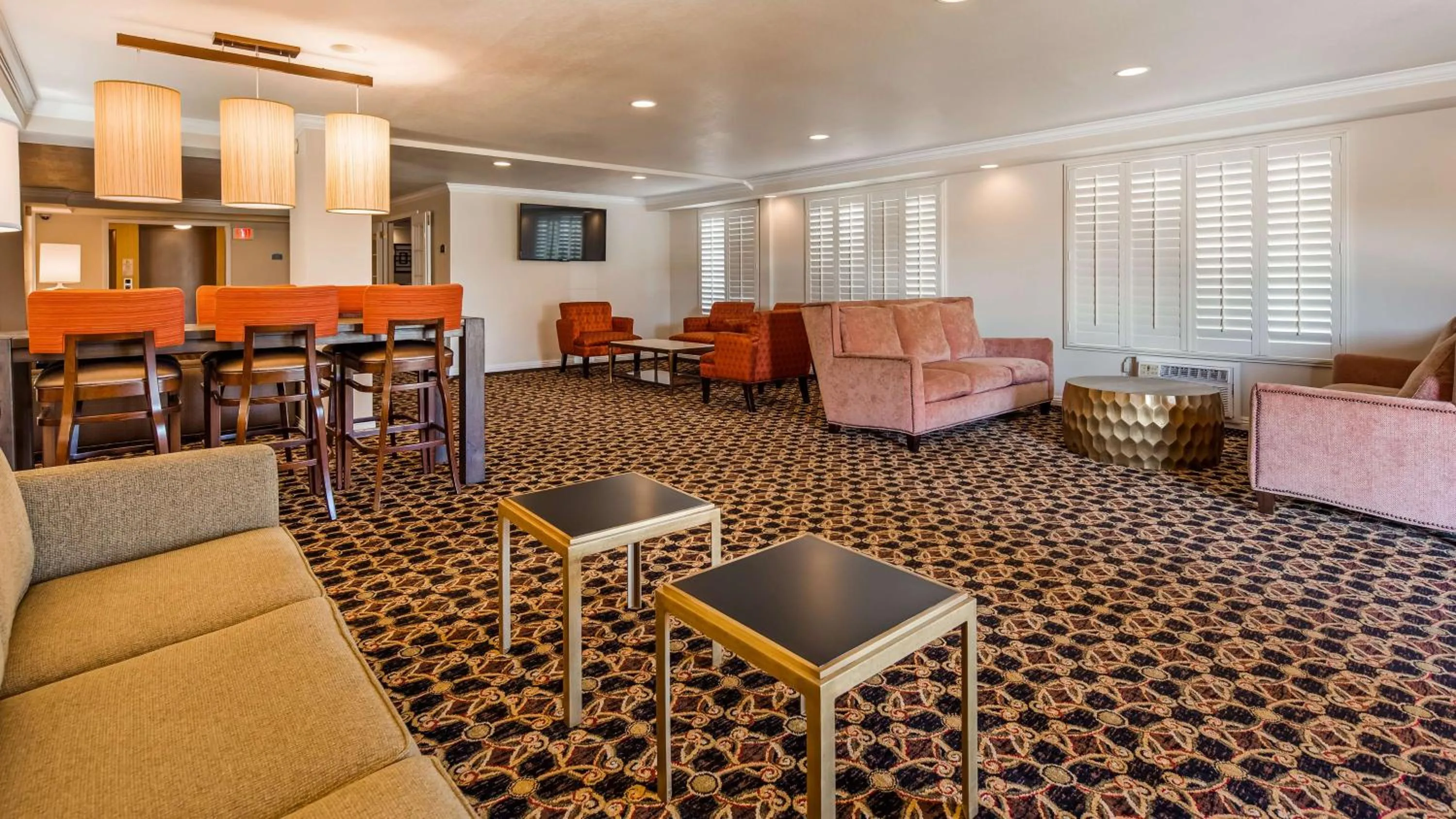 Lobby or reception, Lounge/Bar in SureStay Plus Hotel by Best Western Lompoc