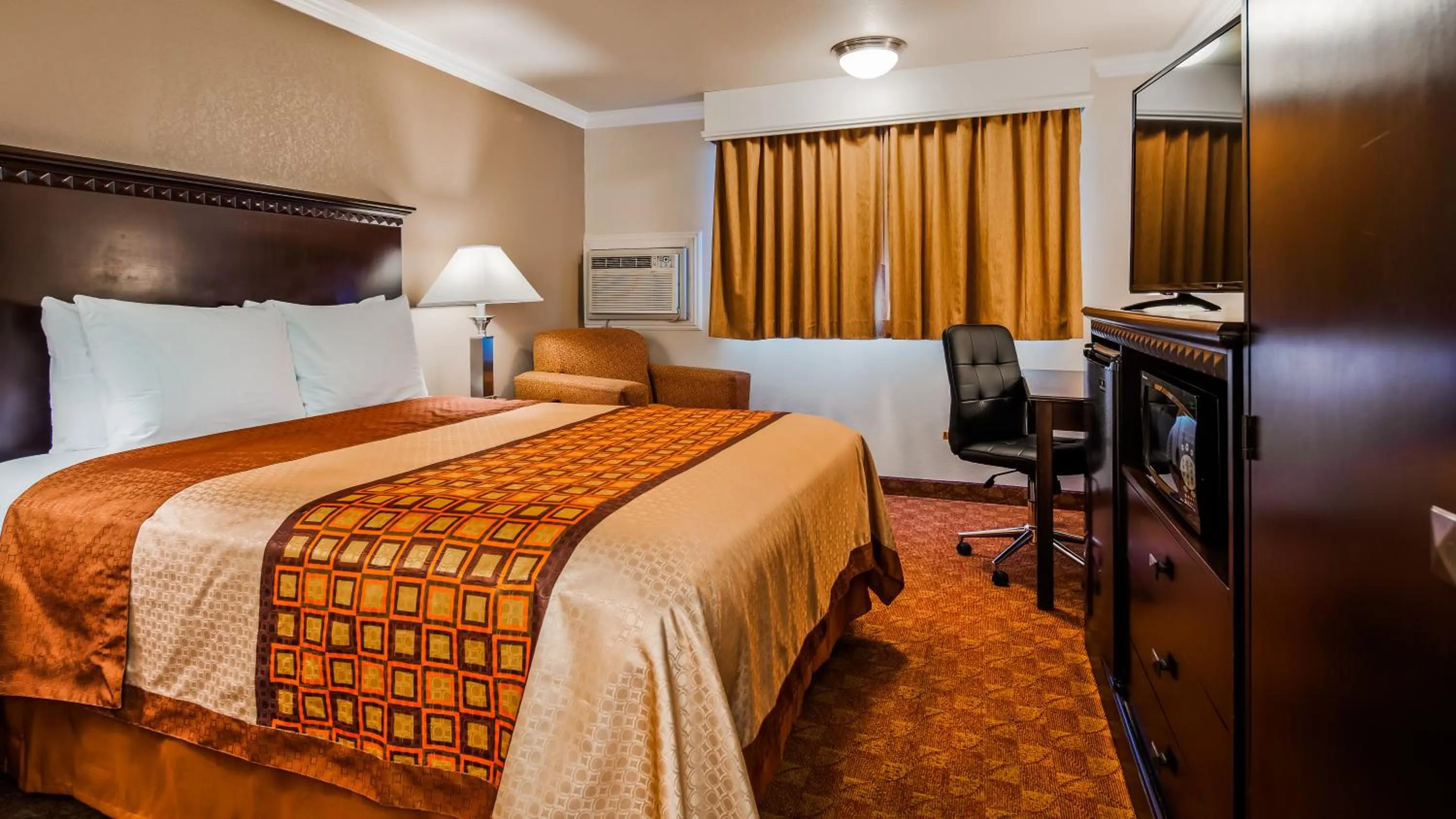 Bedroom, Bed in SureStay Plus Hotel by Best Western Lompoc