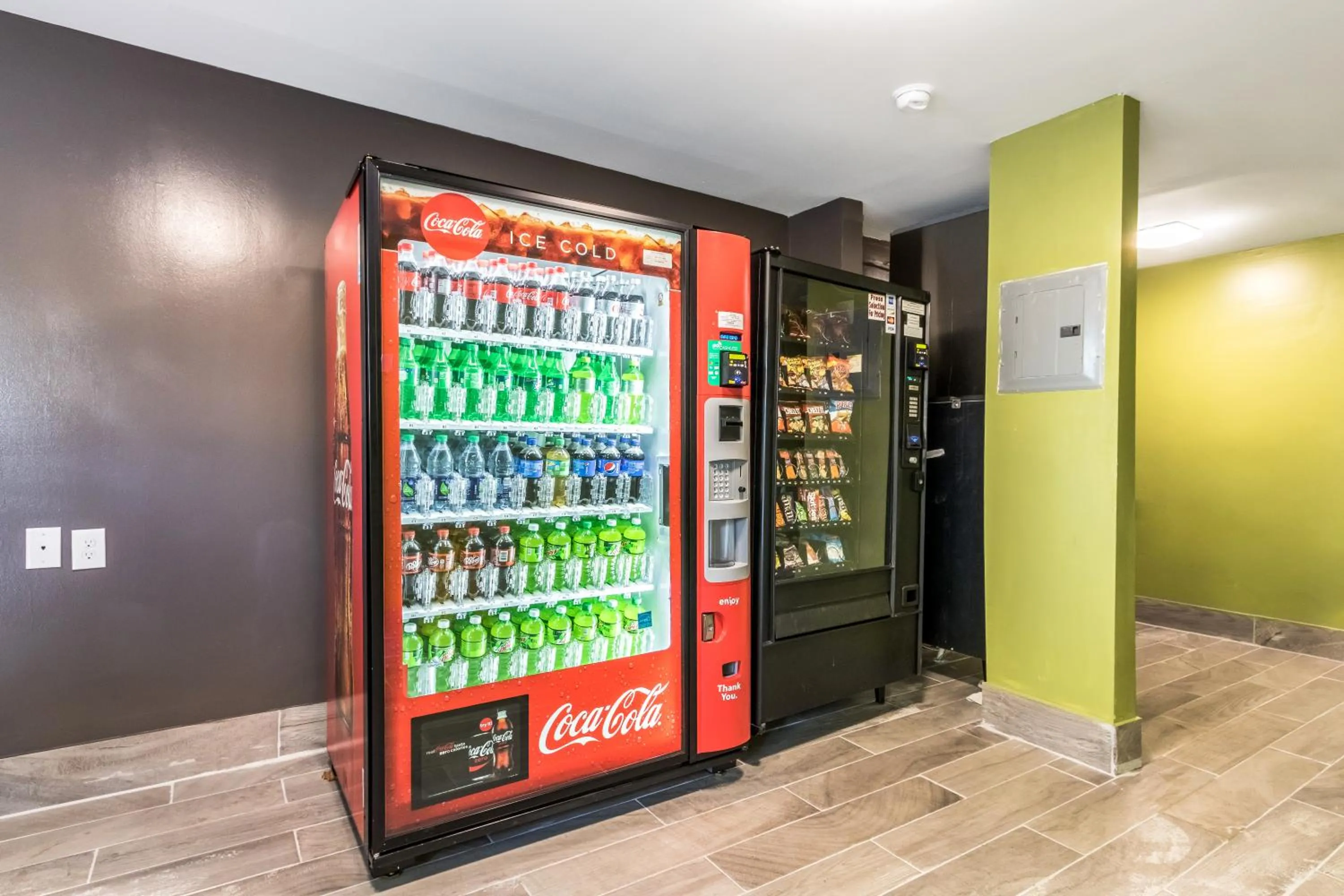 Food and drinks in Studio 6-Savannah, GA