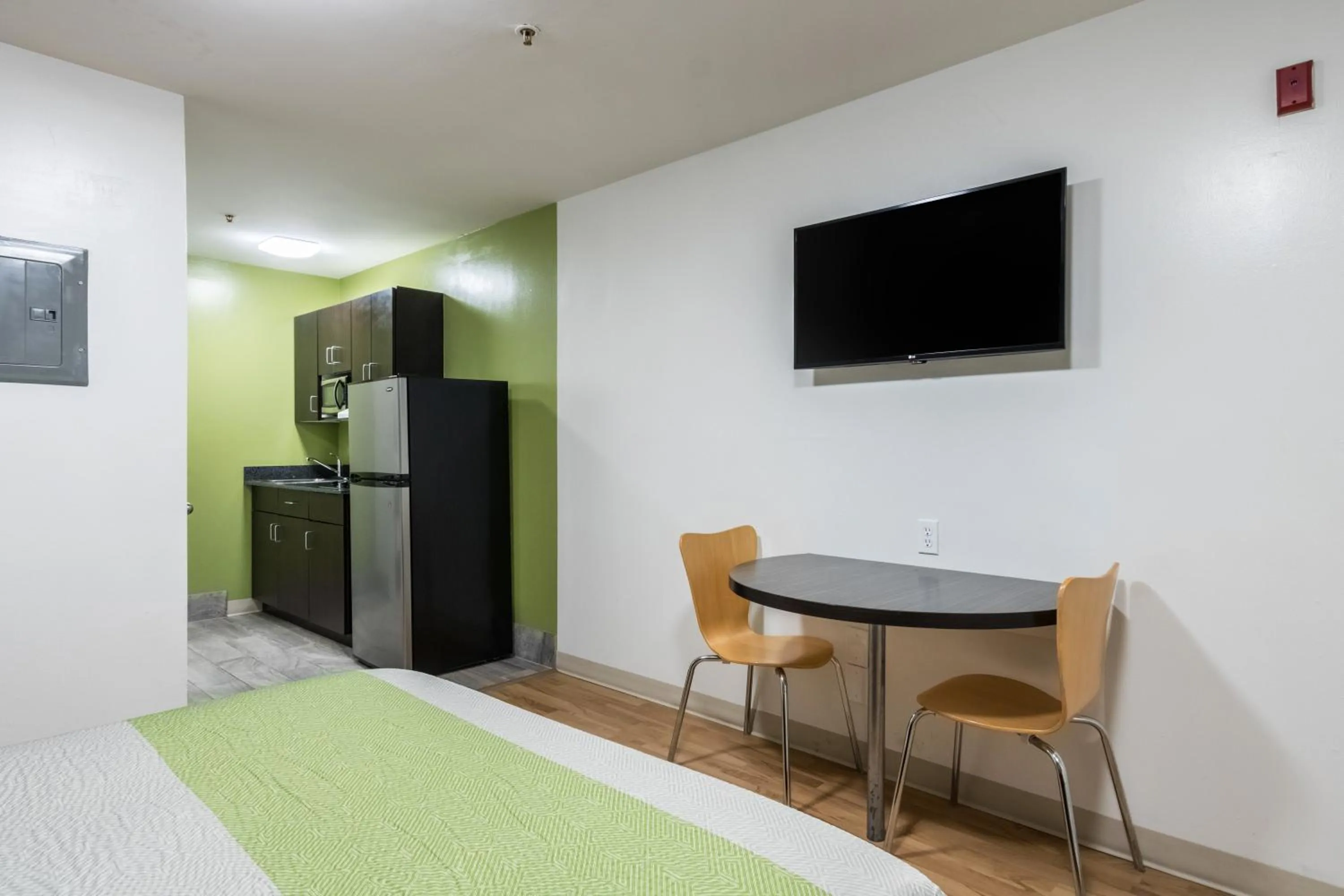 Dining area in Studio 6-Savannah, GA