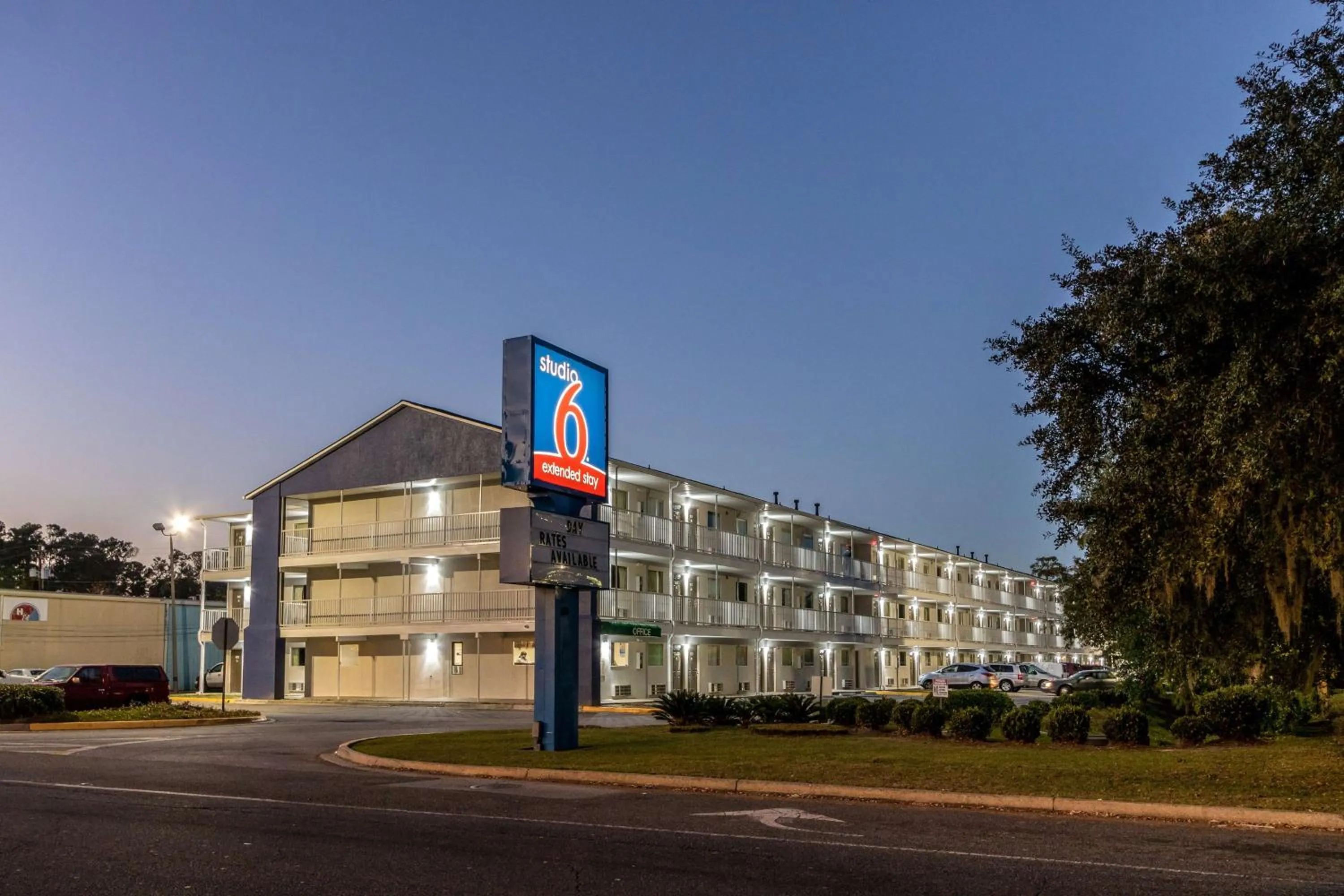 Property building in Studio 6-Savannah, GA