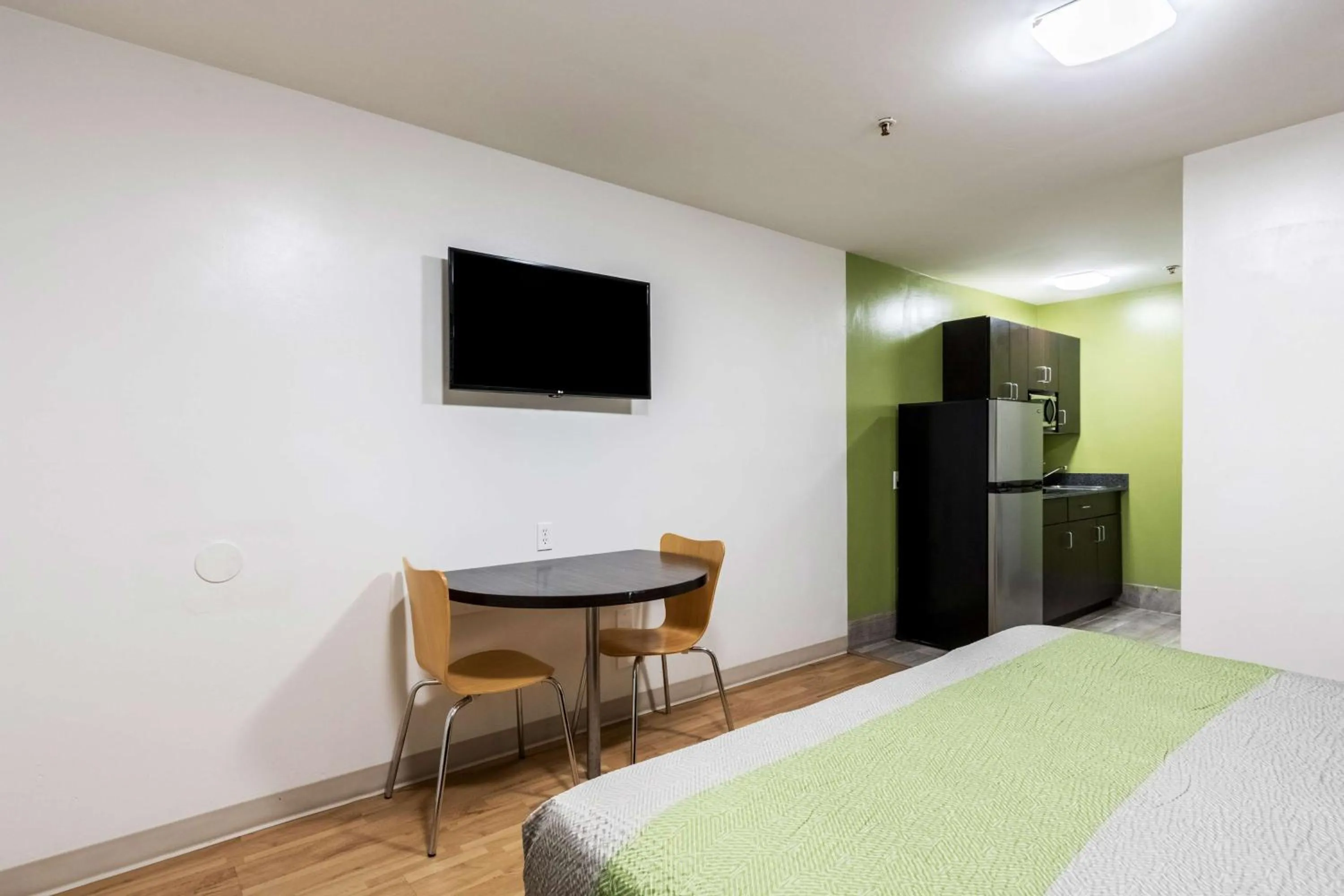 TV and multimedia, Bed in Studio 6-Savannah, GA