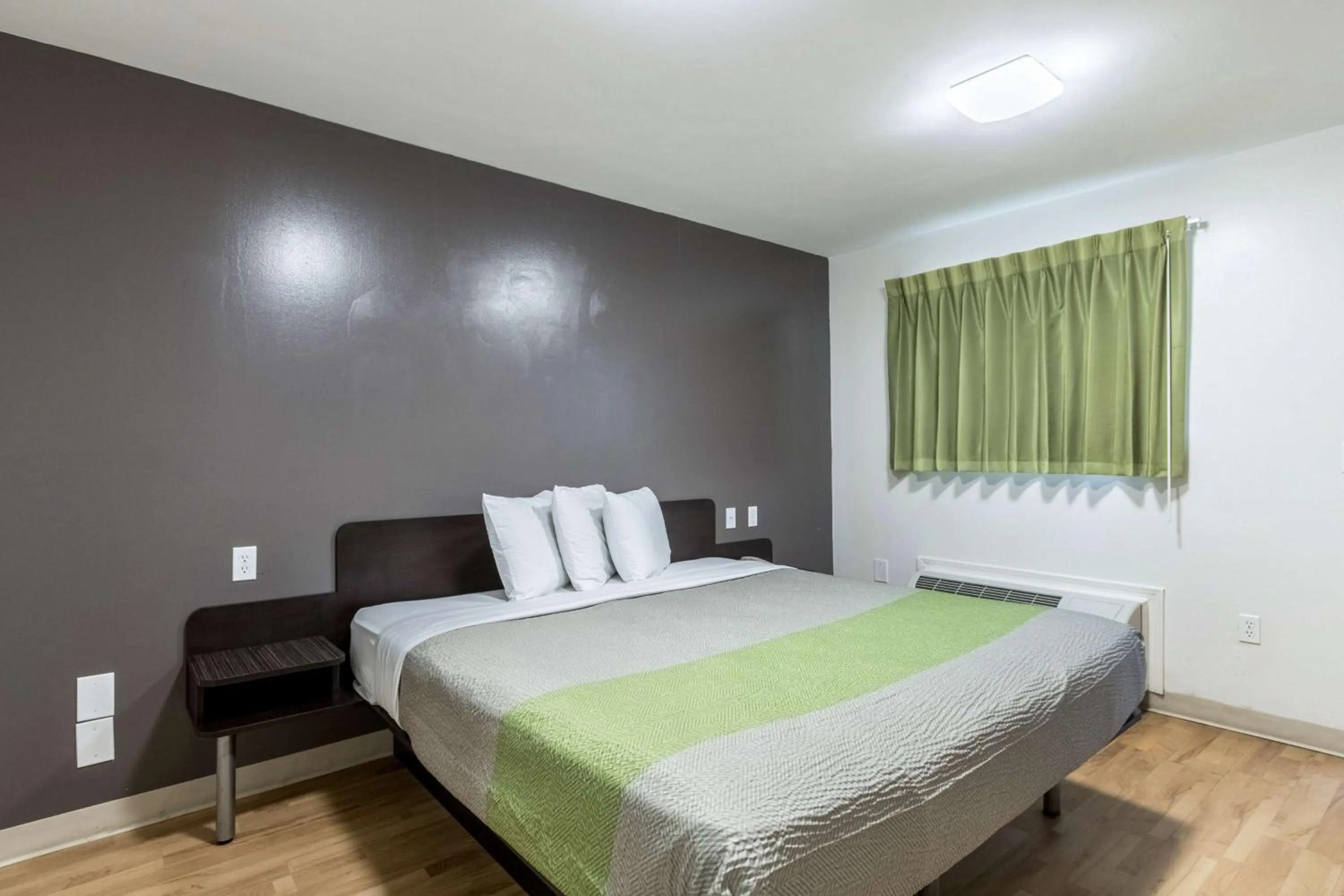 Photo of the whole room, Bed in Studio 6-Savannah, GA