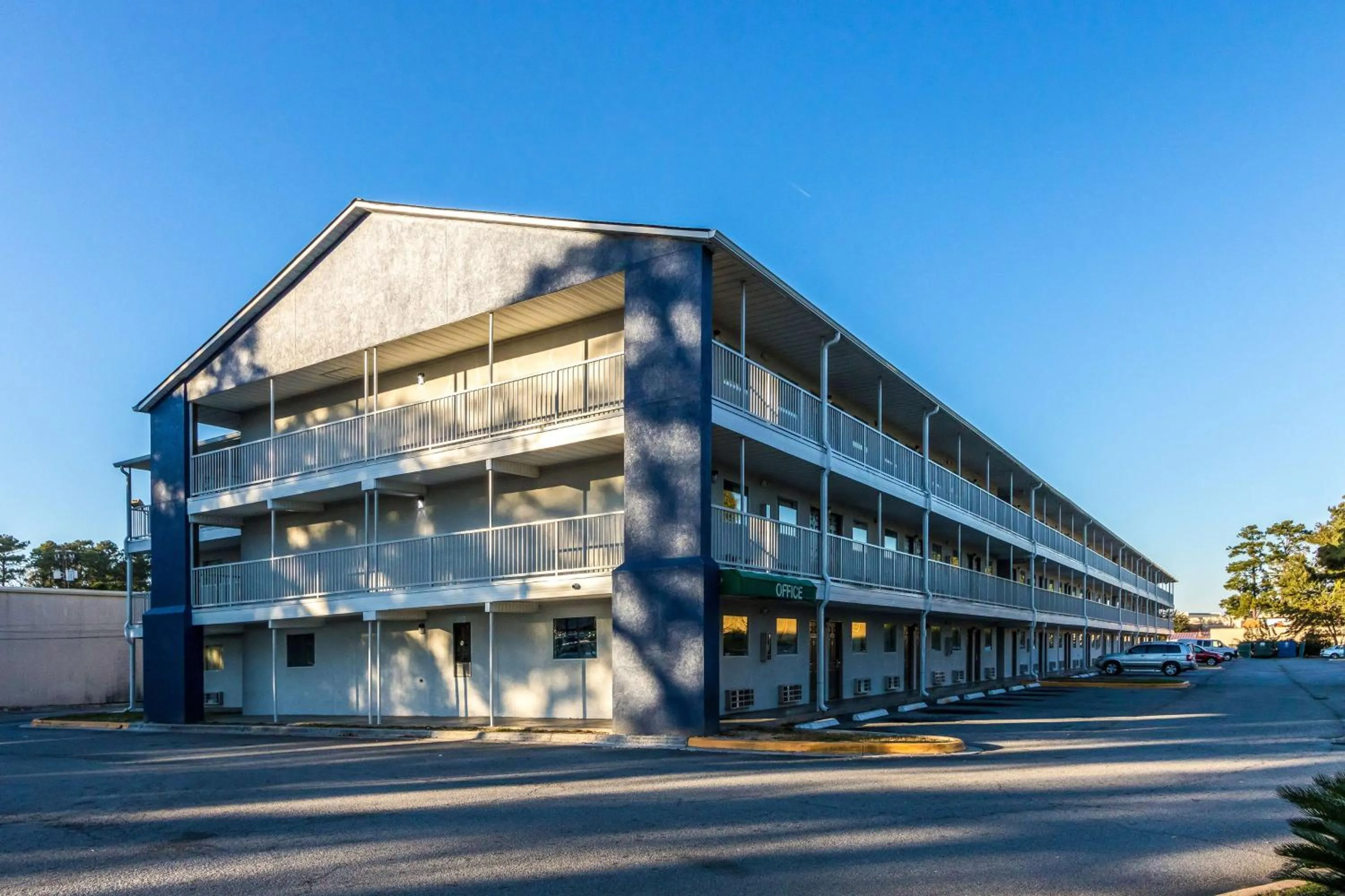 Property building in Studio 6-Savannah, GA