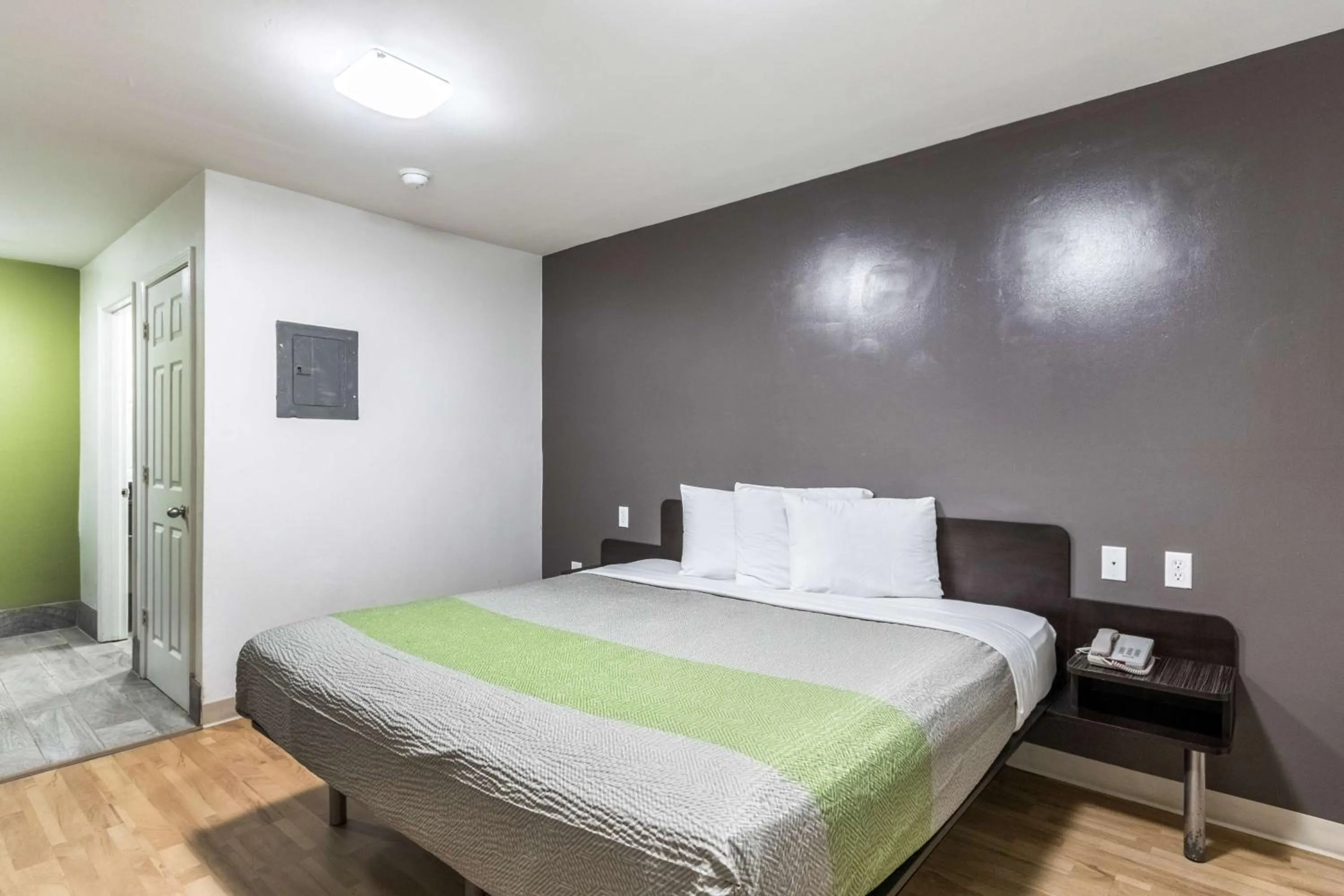 Photo of the whole room, Bed in Studio 6-Savannah, GA