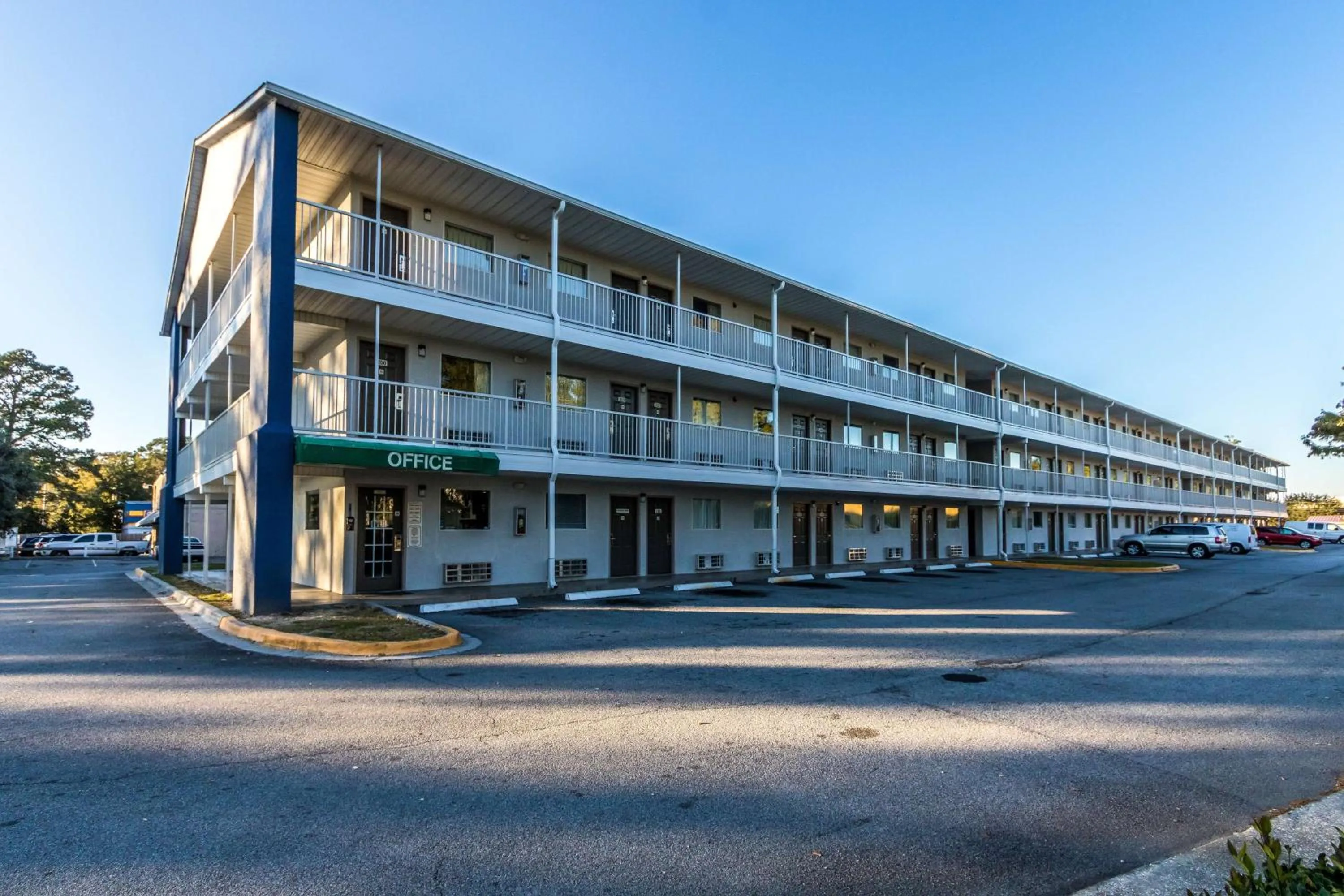 Property building in Studio 6-Savannah, GA