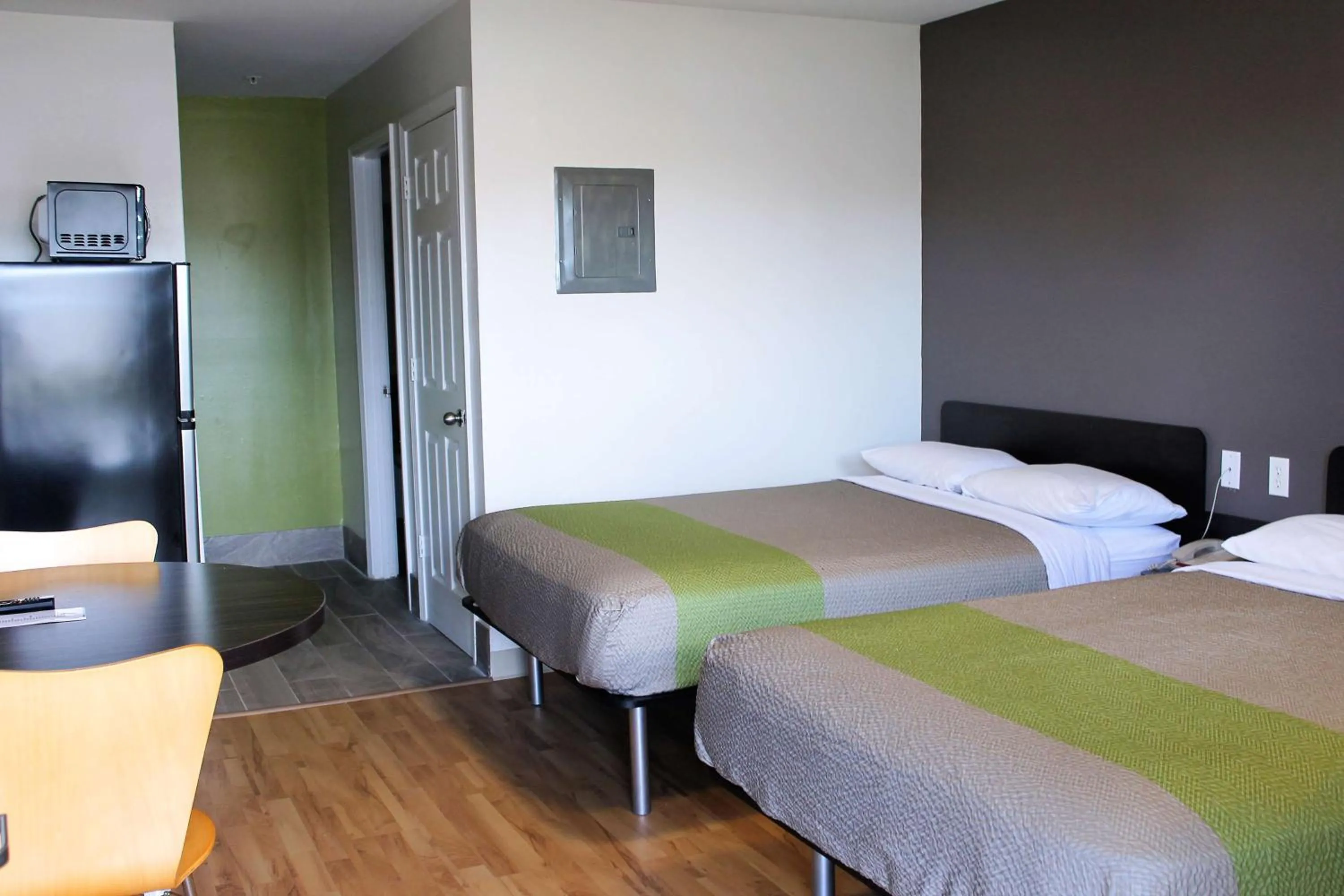 Photo of the whole room, Bed in Studio 6-Savannah, GA