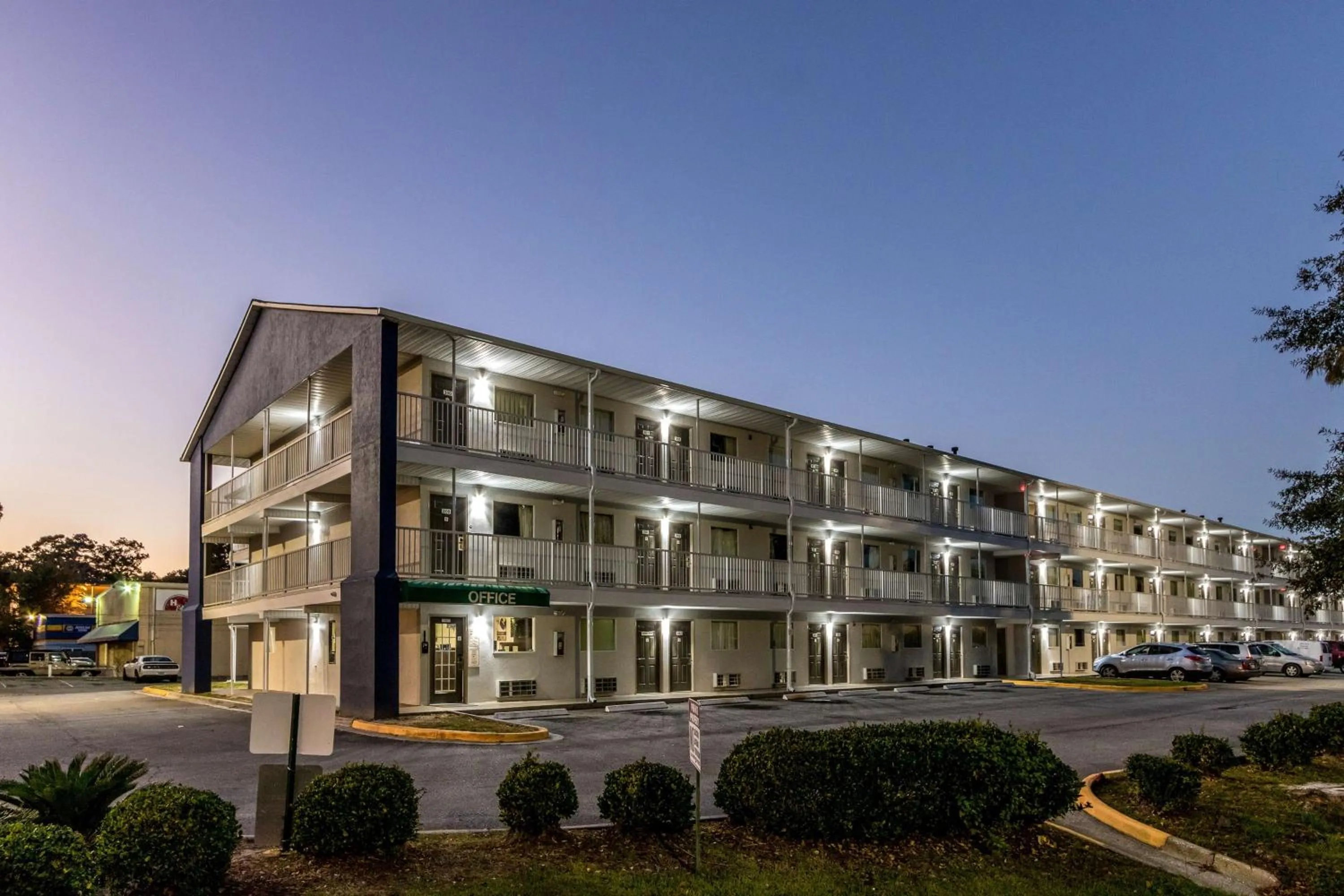 Property building in Studio 6-Savannah, GA