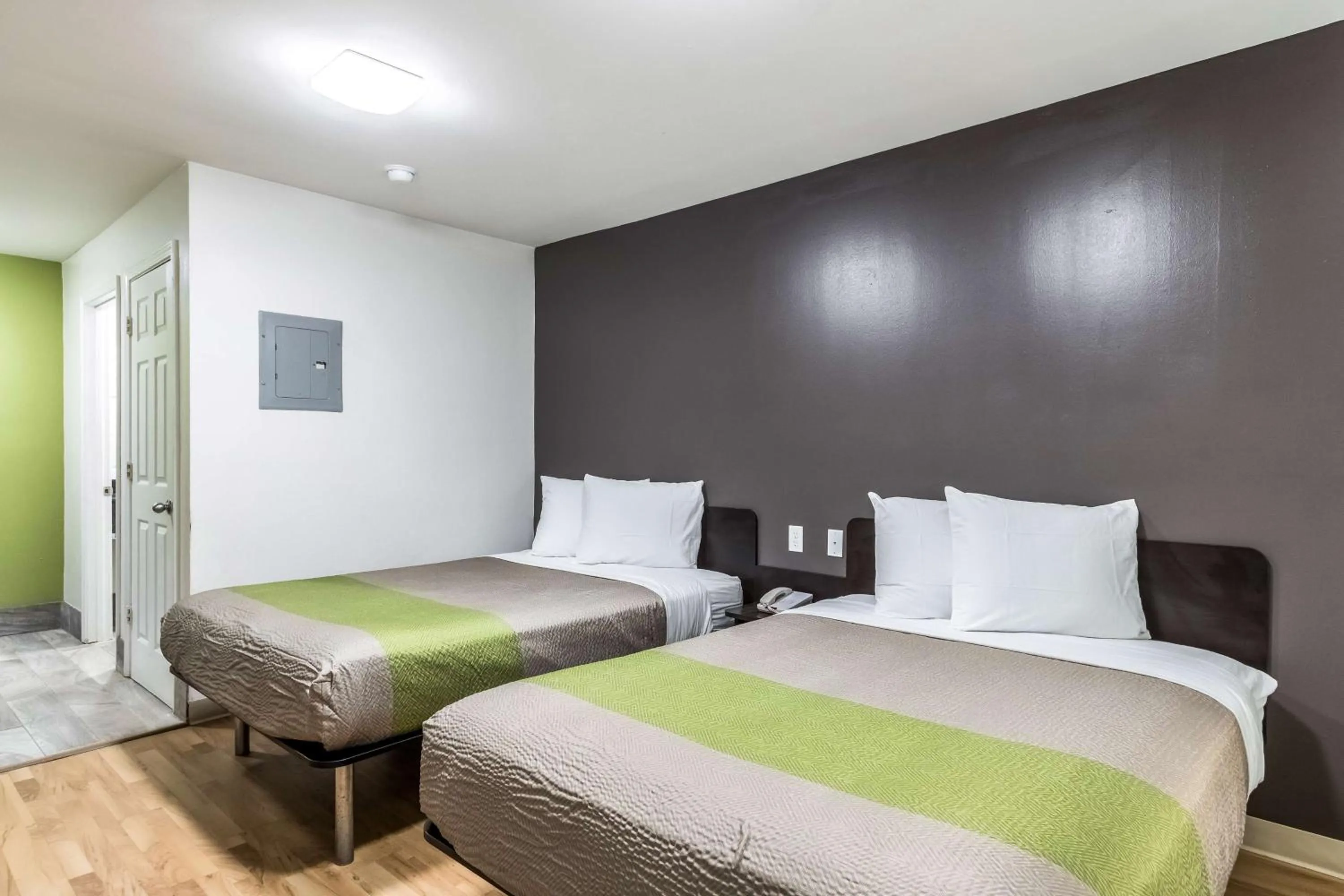 Photo of the whole room, Bed in Studio 6-Savannah, GA