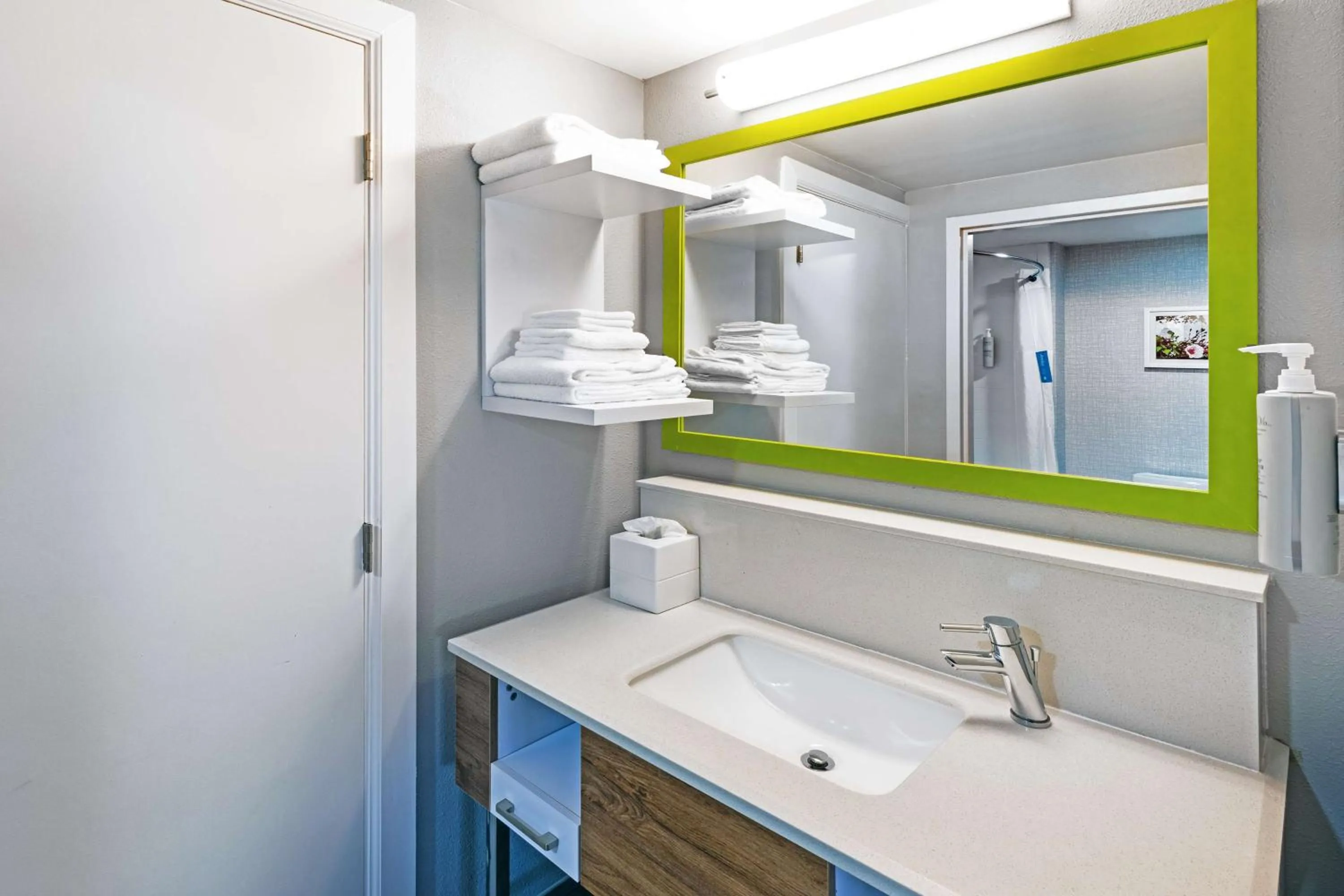 Bathroom in Hampton Inn & Suites Tulsa-Woodland Hills