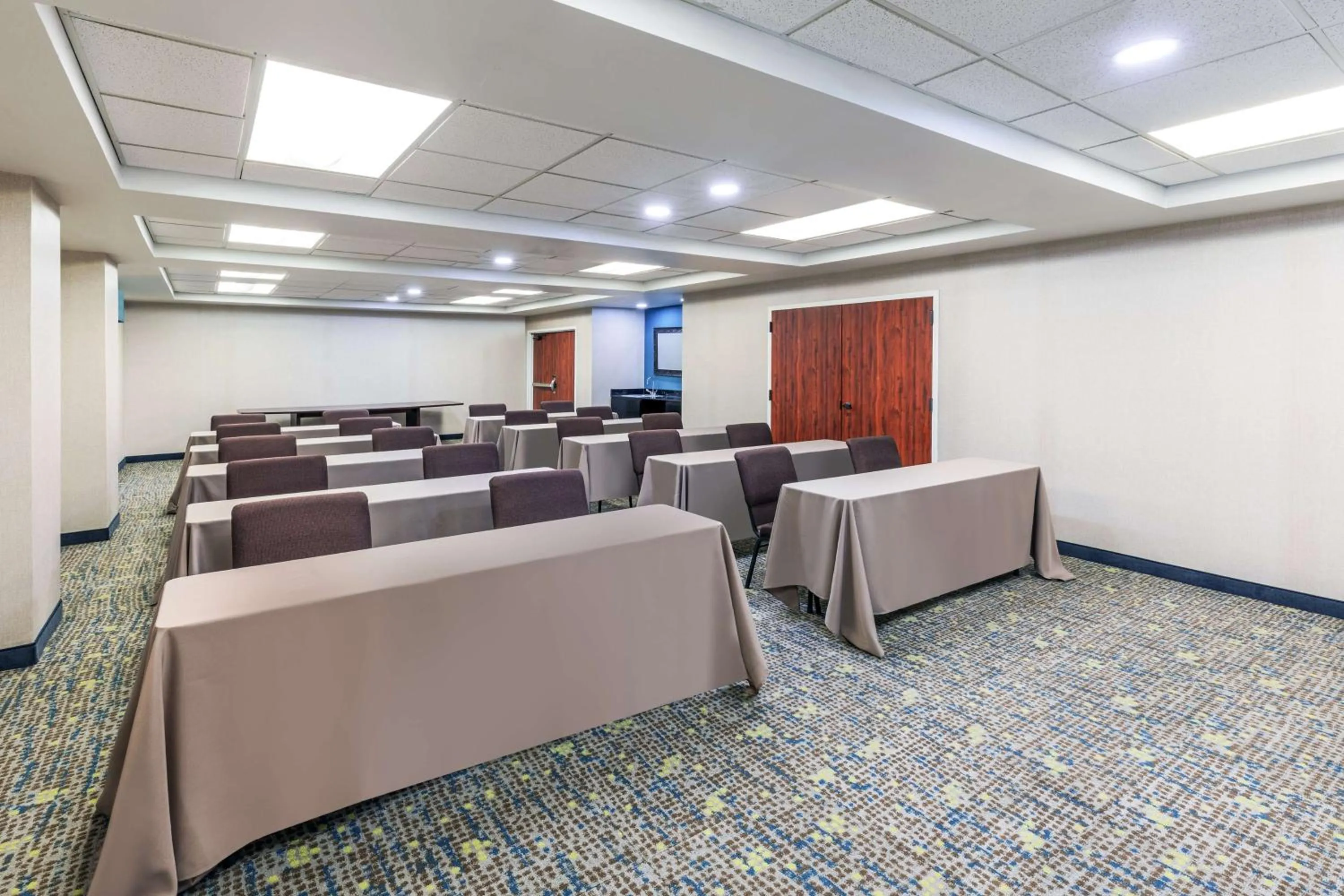 Meeting/conference room in Hampton Inn & Suites Tulsa-Woodland Hills