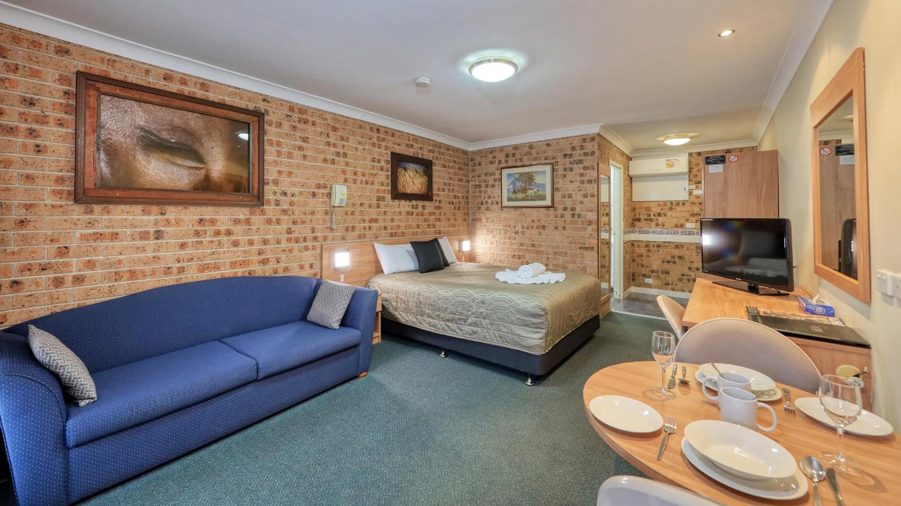 Bed in Forest Lodge Motor Inn & Restaurant