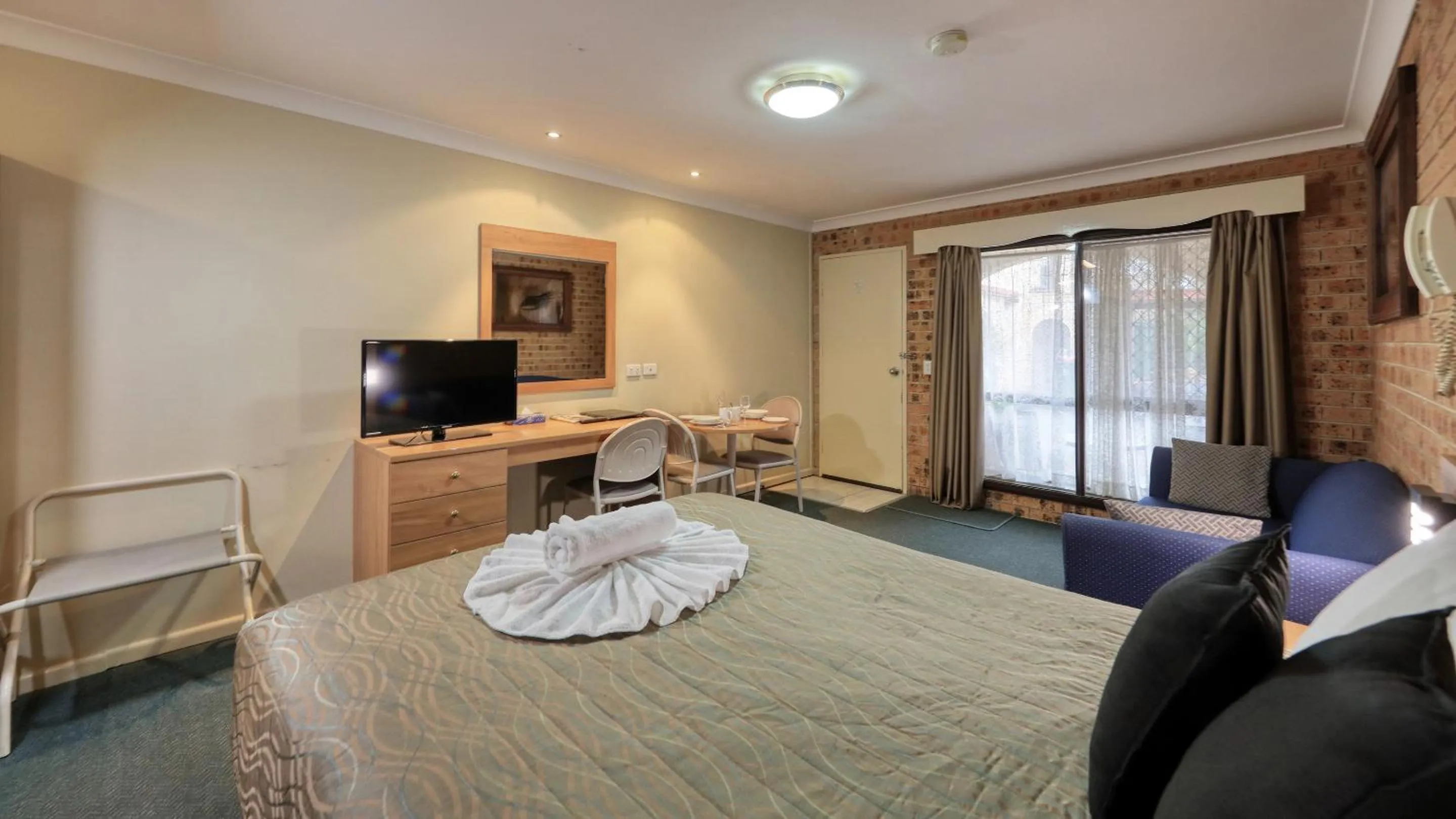 Bed in Forest Lodge Motor Inn & Restaurant